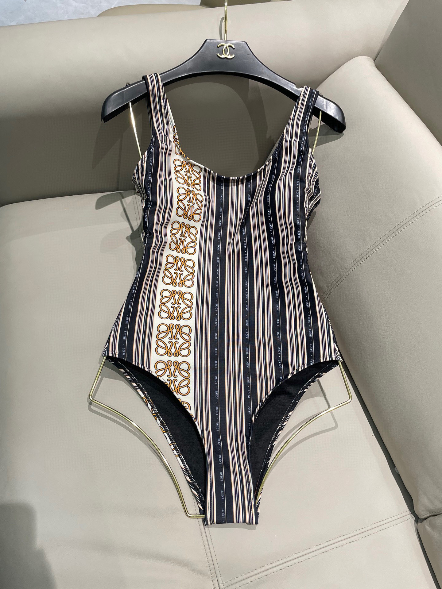  罗意威专柜新款😍🥰适合多种场景的游泳衣🏊‍♀️海边 游泳池 温泉 水上乐园 漂流都可以😌内搭也完全可以