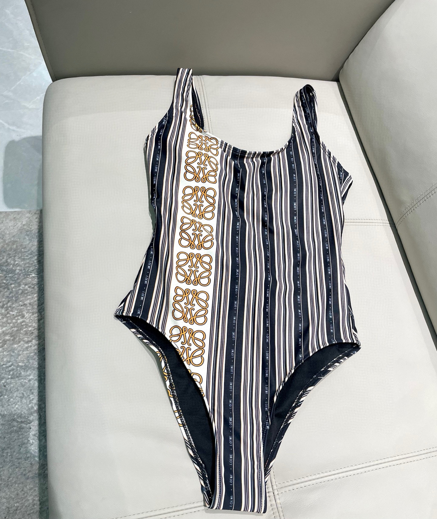  罗意威专柜新款😍🥰适合多种场景的游泳衣🏊‍♀️海边 游泳池 温泉 水上乐园 漂流都可以😌内搭也完全可以