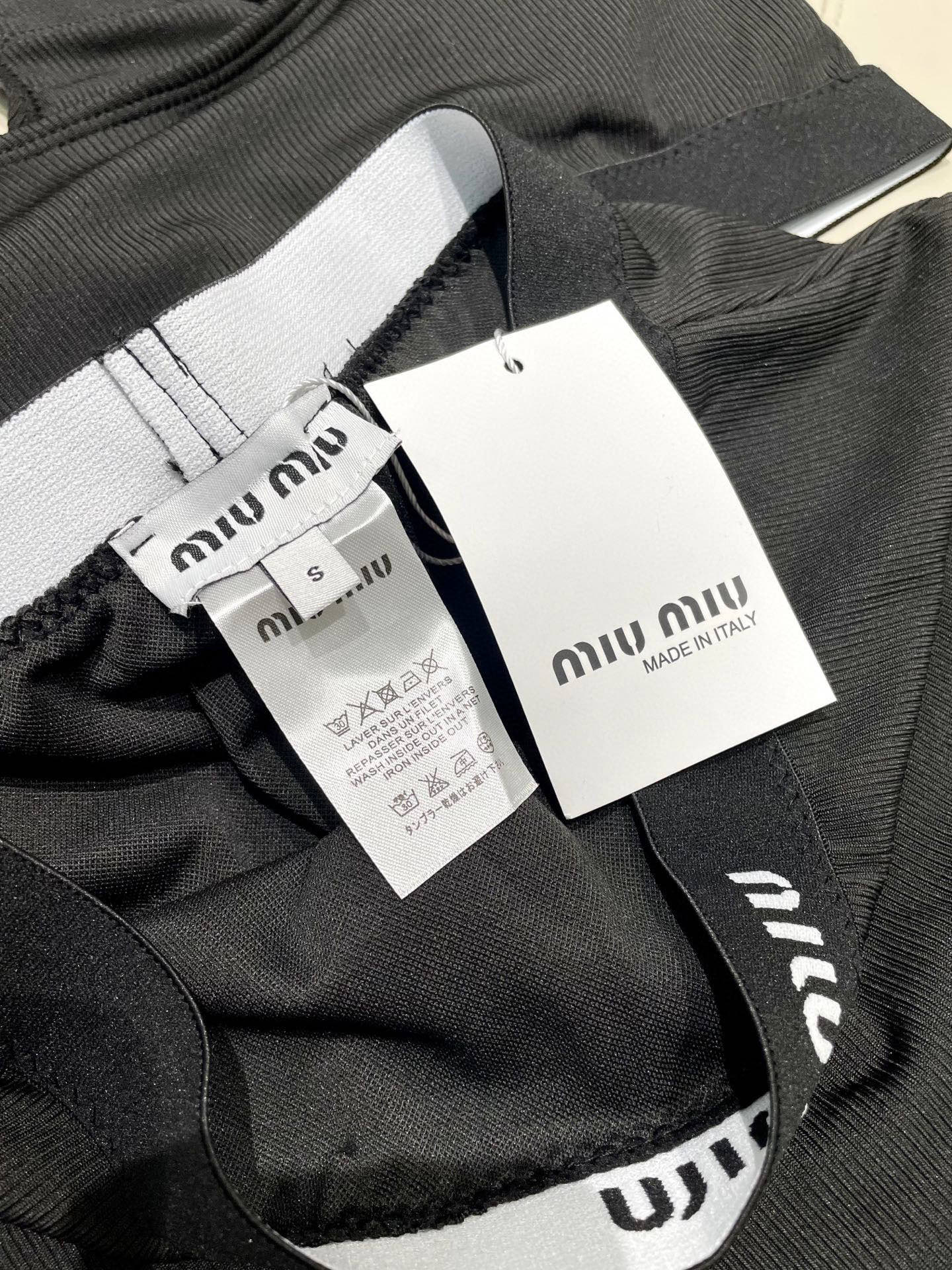  miumiu新款分体泳衣   针织面料 时尚潮流款 😍🥰适合多种场景的游泳衣🏊‍♀️海边 游泳池 温泉