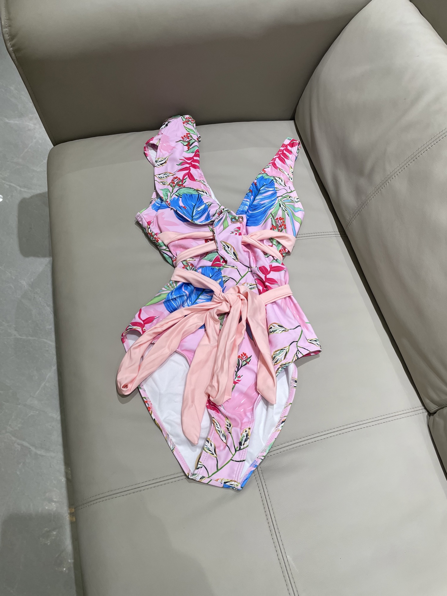  华伦天奴新款连体泳衣😍🥰适合多种场景的游泳衣🏊‍♀️海边 游泳池 温泉 水上乐园 漂流都可以😌内搭也完