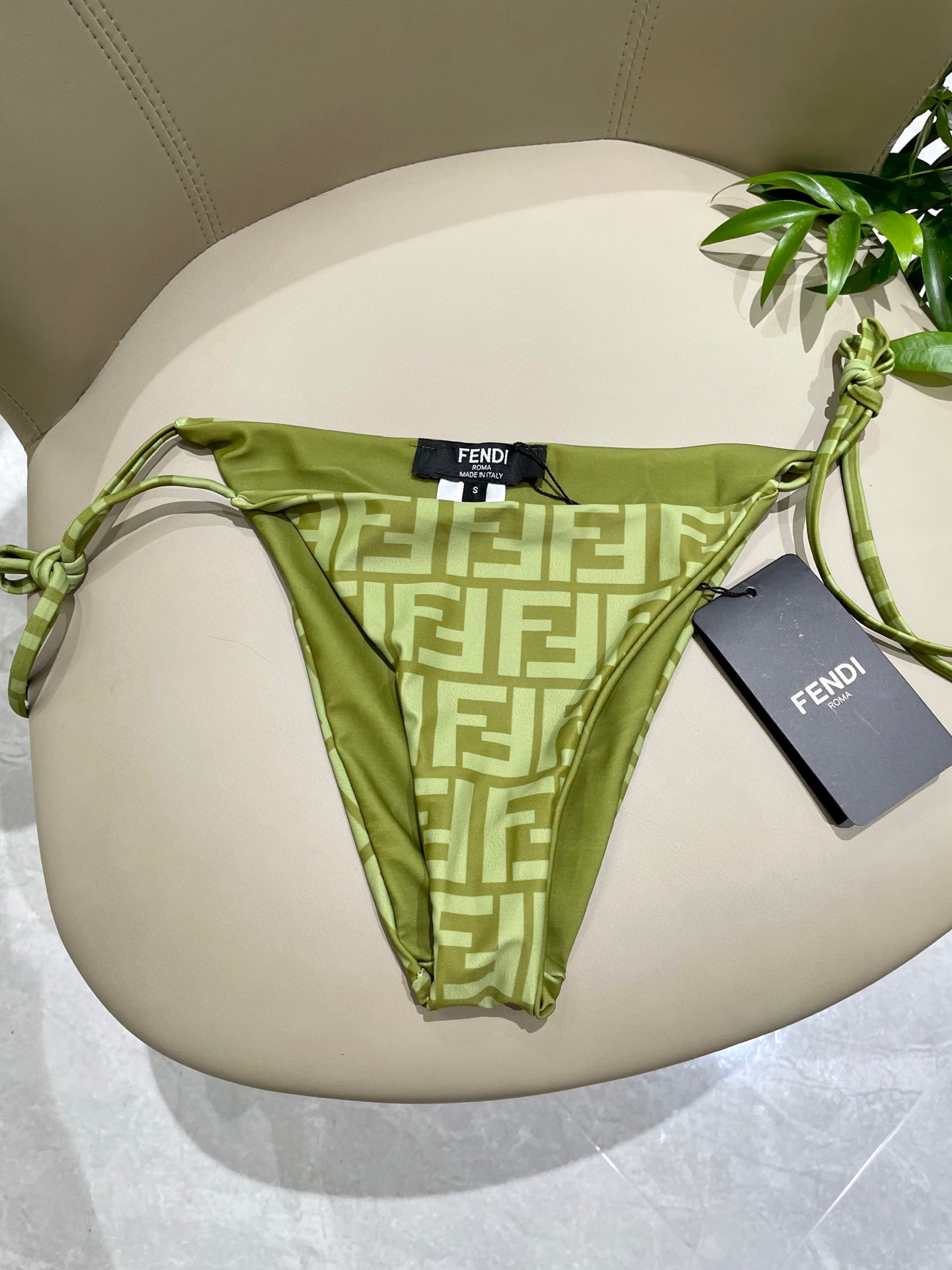  芬迪印花比基尼泳衣，上身超级棒！同步各大专柜发售，自然而然呈现时尚感！十分减龄，具有年轻活力。SML 