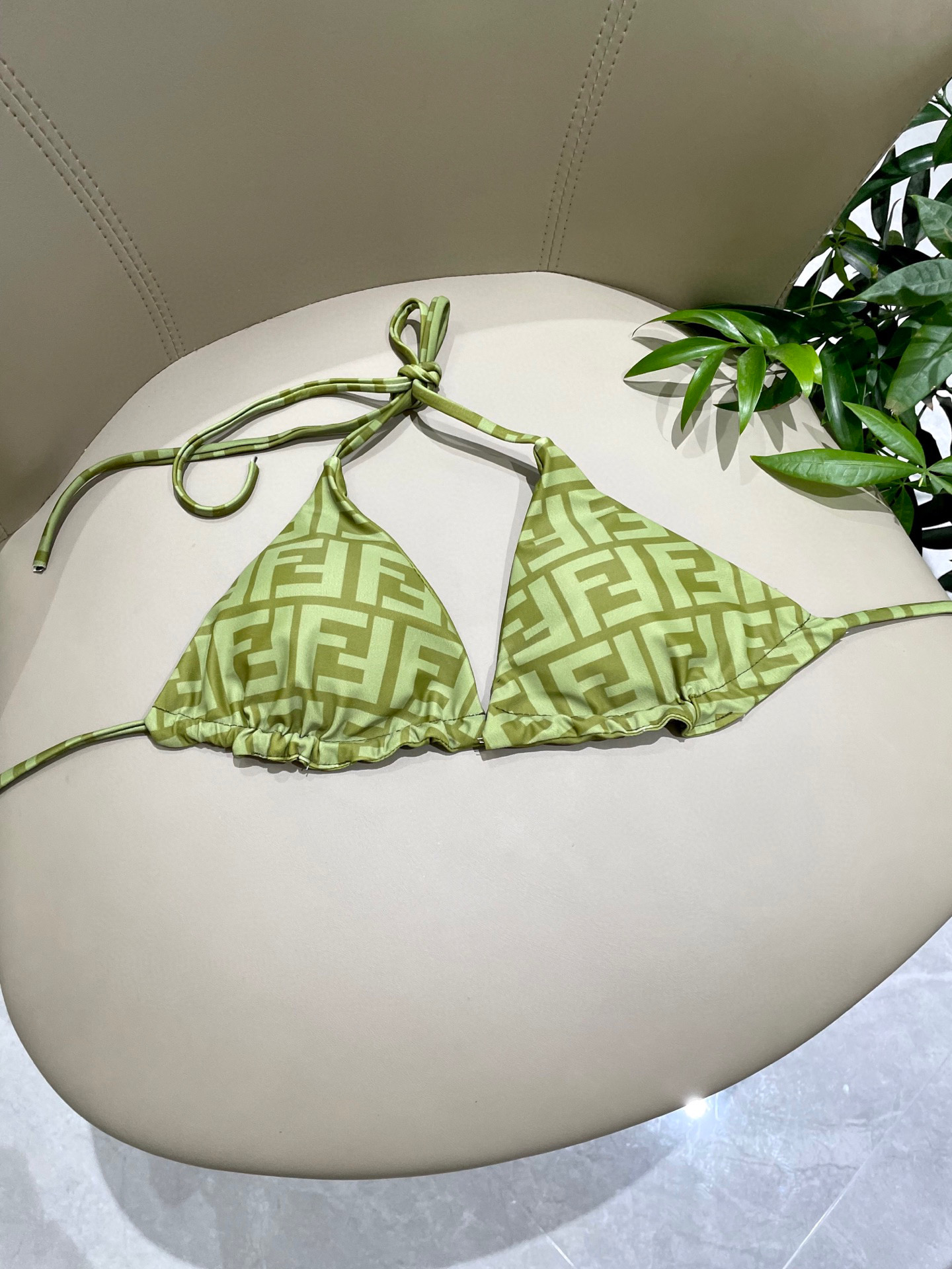  芬迪印花比基尼泳衣，上身超级棒！同步各大专柜发售，自然而然呈现时尚感！十分减龄，具有年轻活力。SML 