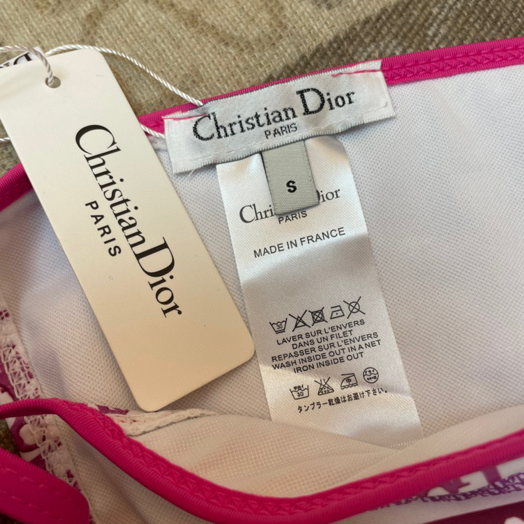  Dior字母比基尼泳衣，上身超级棒！同步各大专柜发售，自然而然呈现时尚感！十分减龄，具有年轻活力。SM