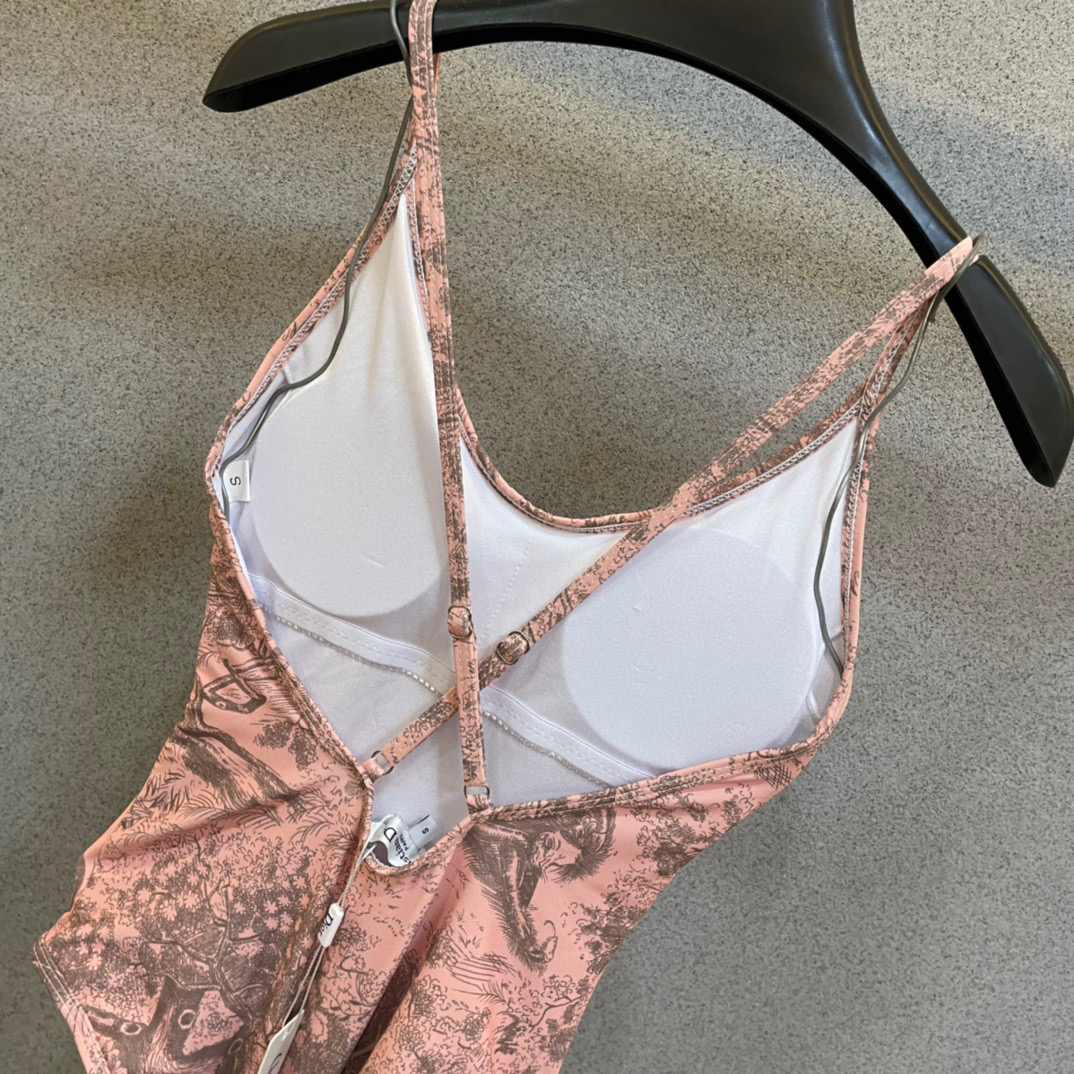  Dior新款连体🥰😍👙❤️😍🥰适合多种场景的游泳衣🏊‍♀️海边 游泳池 温泉 水上乐园 漂流都可以😌内