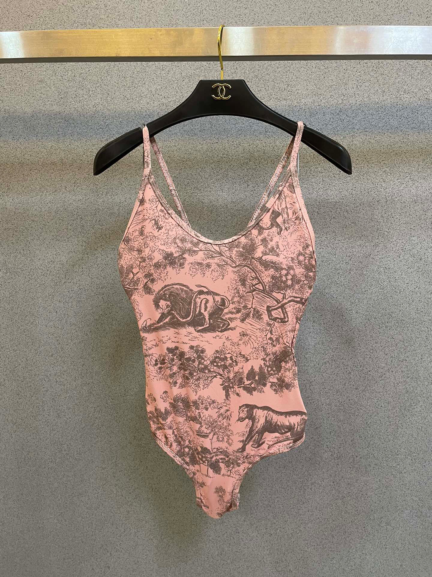  Dior新款连体🥰😍👙❤️😍🥰适合多种场景的游泳衣🏊‍♀️海边 游泳池 温泉 水上乐园 漂流都可以😌内