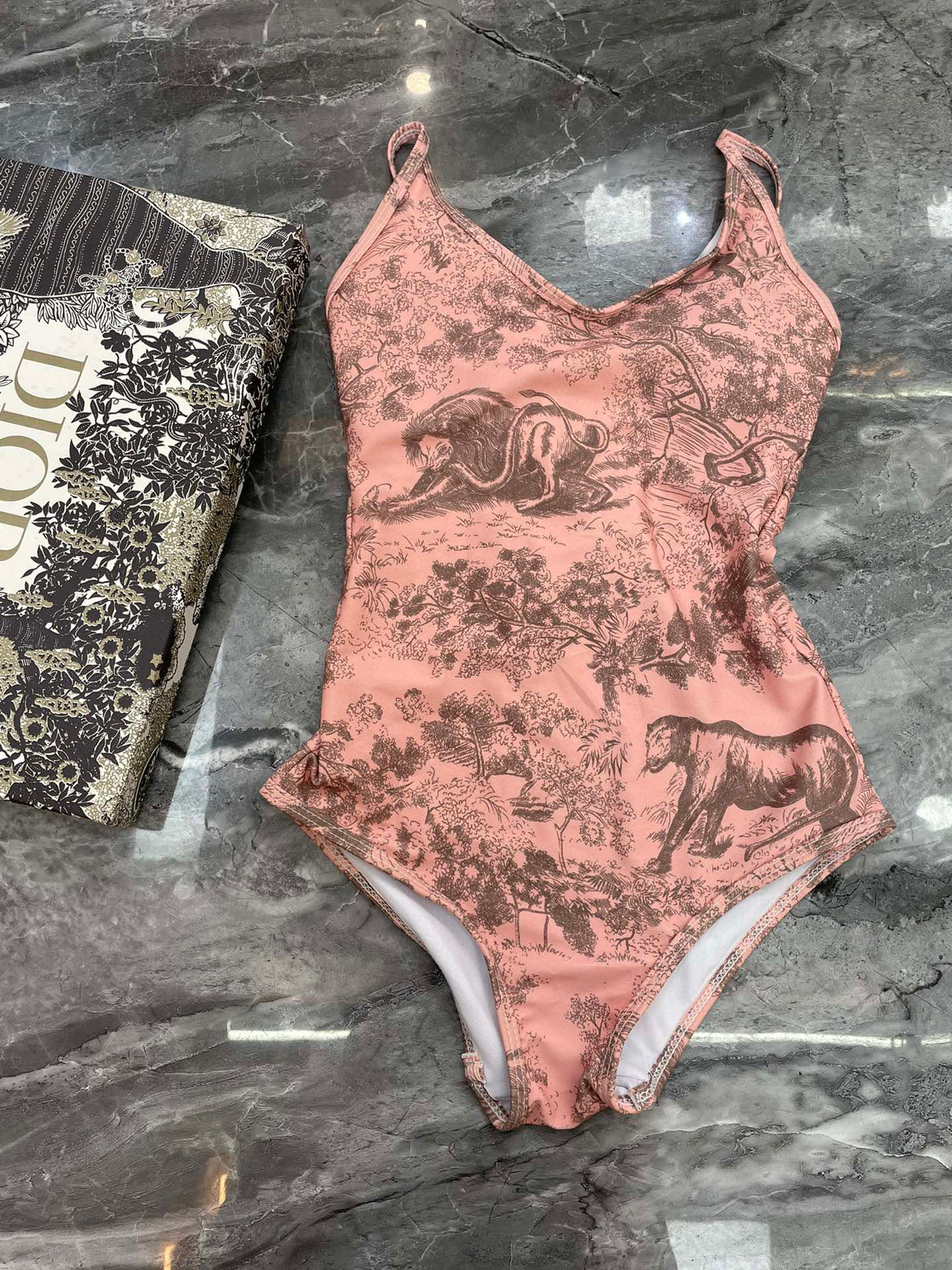  Dior新款连体🥰😍👙❤️😍🥰适合多种场景的游泳衣🏊‍♀️海边 游泳池 温泉 水上乐园 漂流都可以😌内