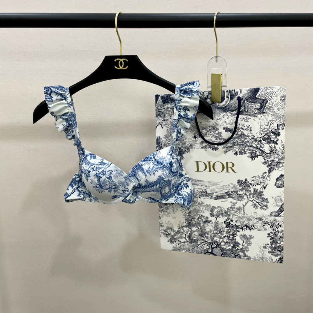  Dior新款分体泳衣 简单大气 适合多种场景的游泳衣🏊‍♀️海边 游泳池 温泉 水上乐园 漂流都可以😌