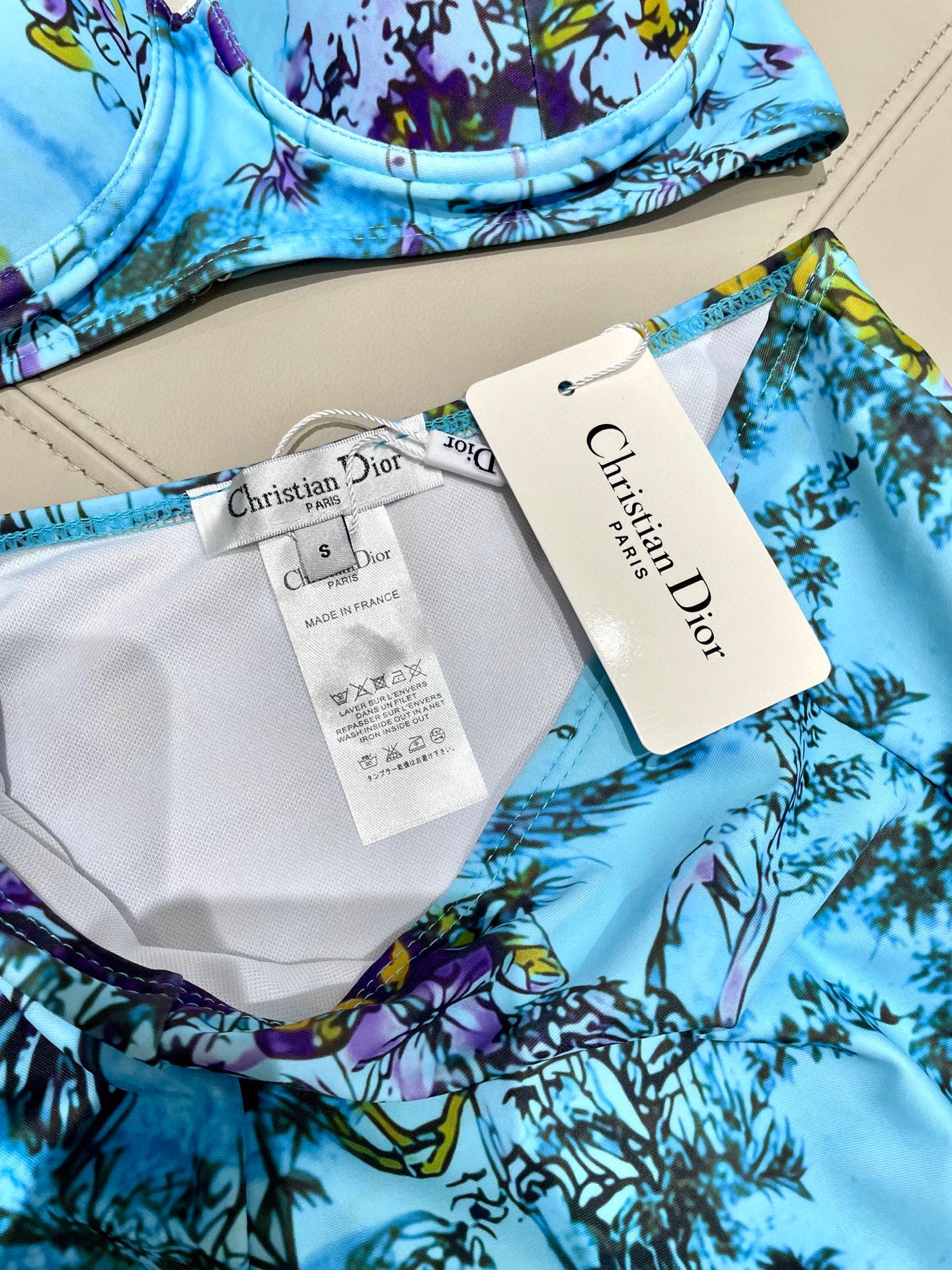  迪奥分体😍🥰适合多种场景的游泳衣🏊‍♀️海边 游泳池 温泉 水上乐园 漂流都可以😌内搭也完全可以 连体