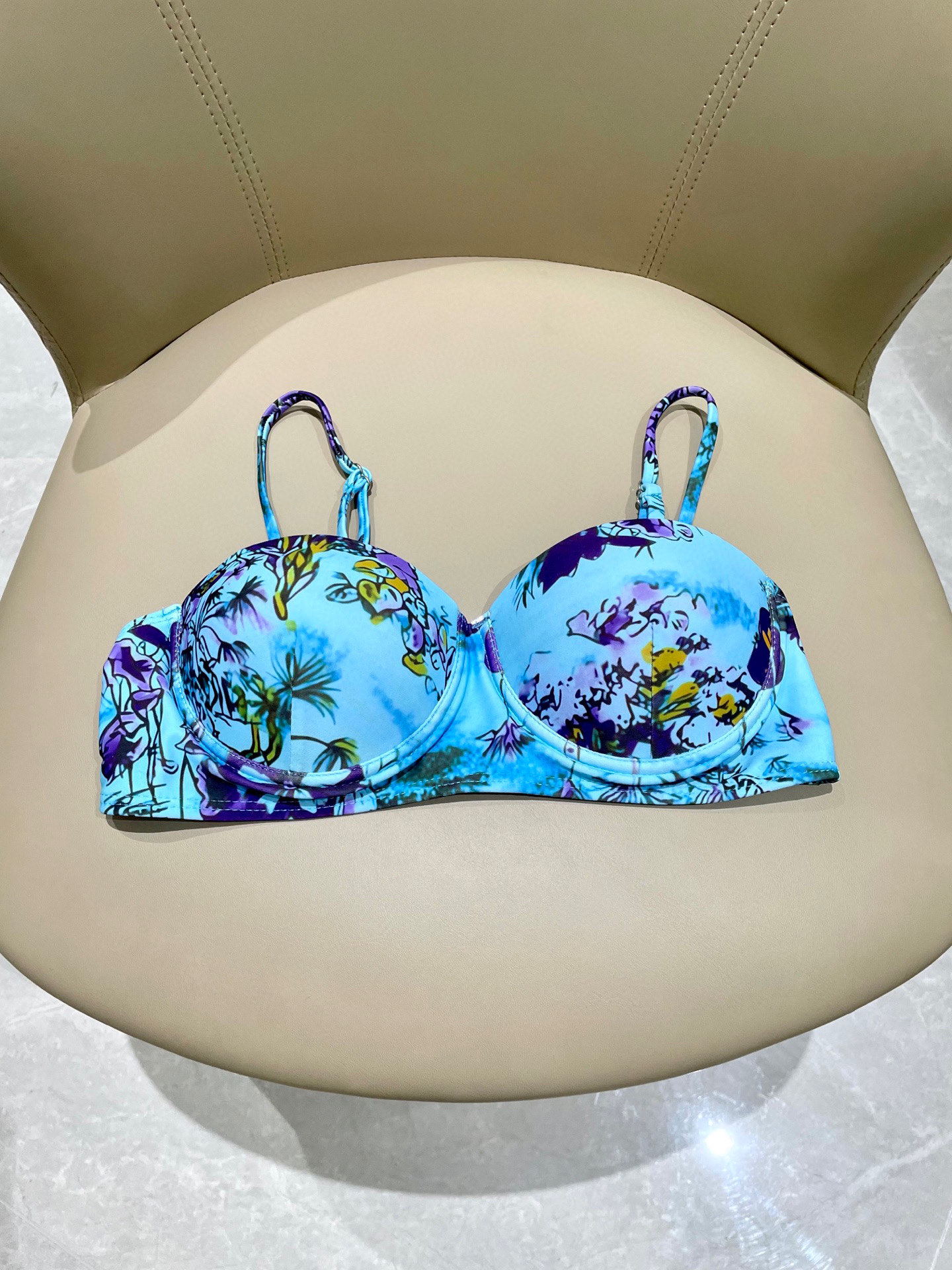  迪奥分体😍🥰适合多种场景的游泳衣🏊‍♀️海边 游泳池 温泉 水上乐园 漂流都可以😌内搭也完全可以 连体