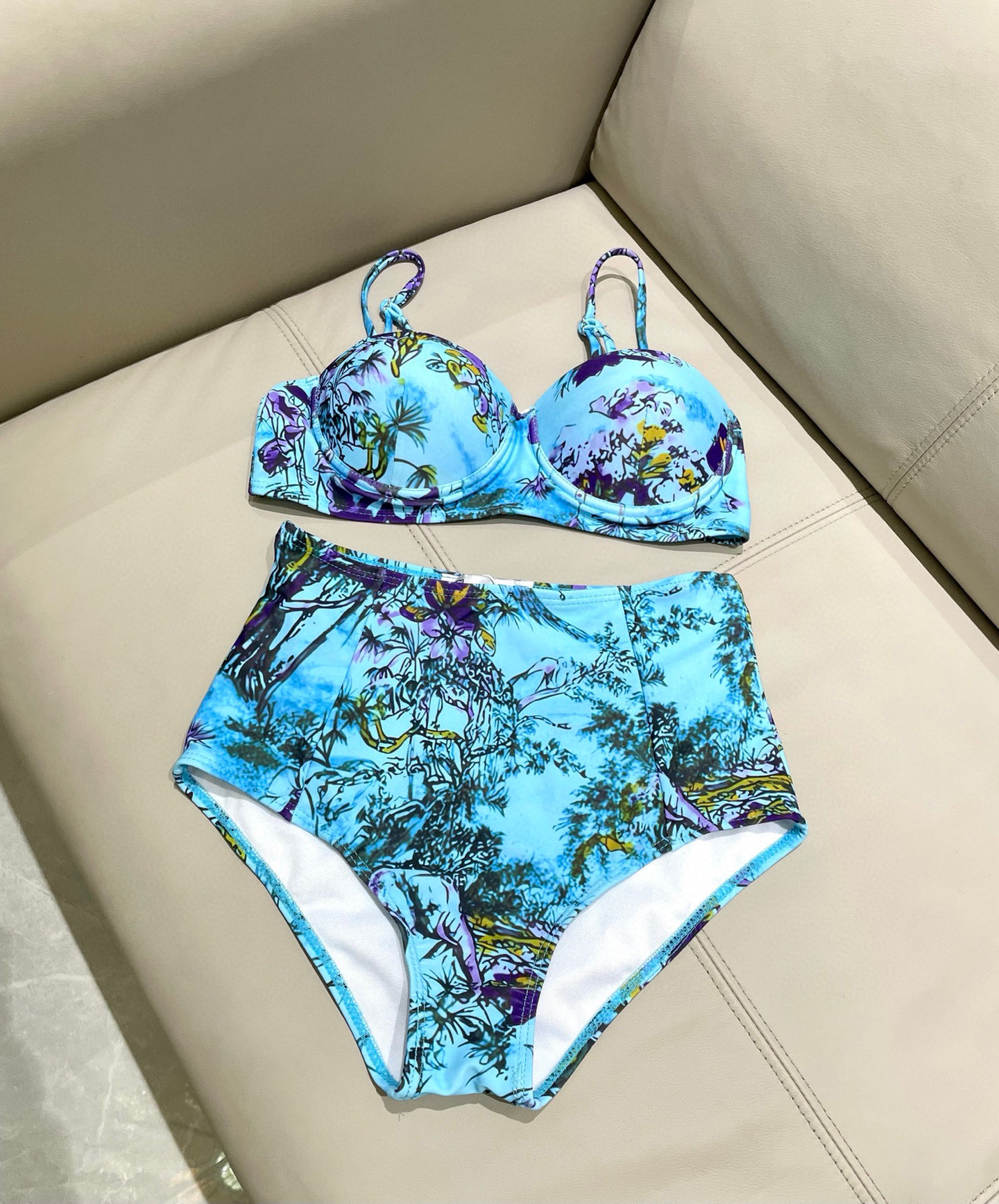  迪奥分体😍🥰适合多种场景的游泳衣🏊‍♀️海边 游泳池 温泉 水上乐园 漂流都可以😌内搭也完全可以 连体