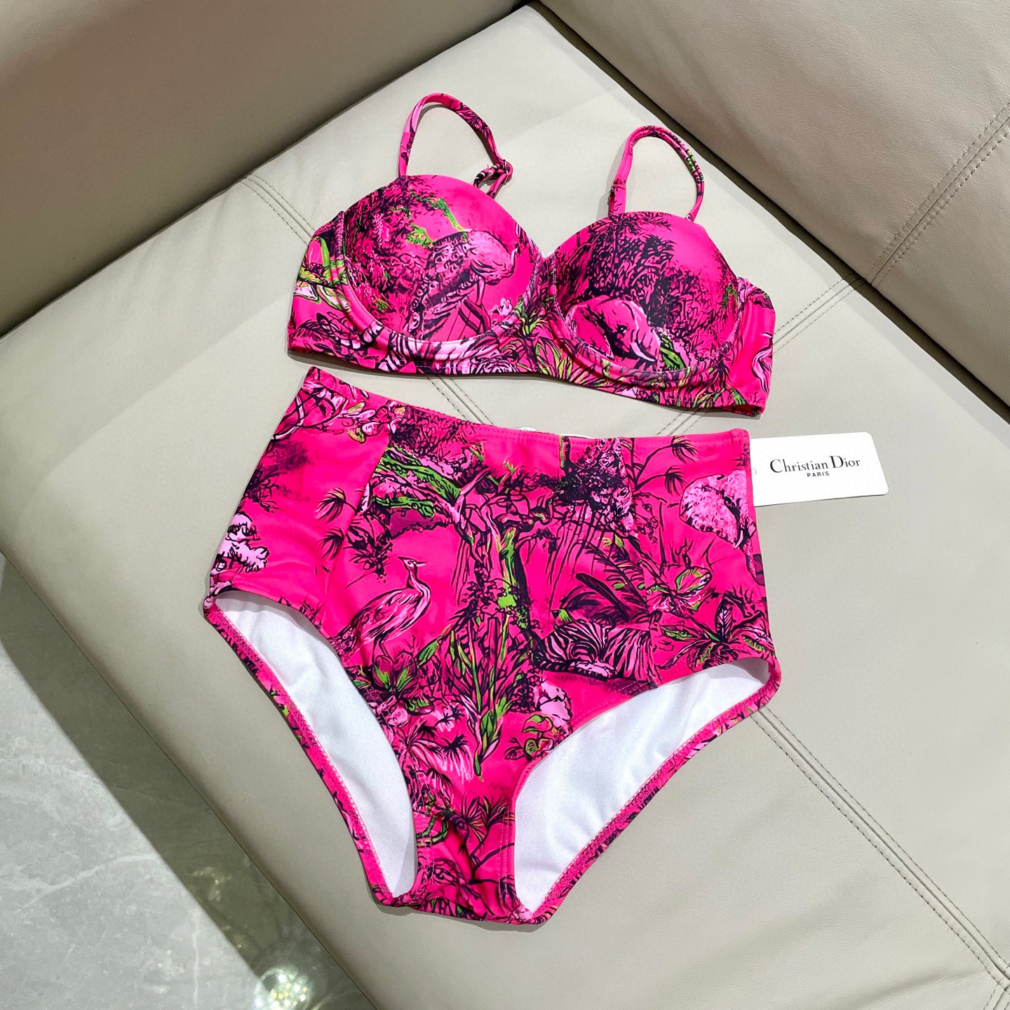  迪奥分体😍🥰适合多种场景的游泳衣🏊‍♀️海边 游泳池 温泉 水上乐园 漂流都可以😌内搭也完全可以 连体
