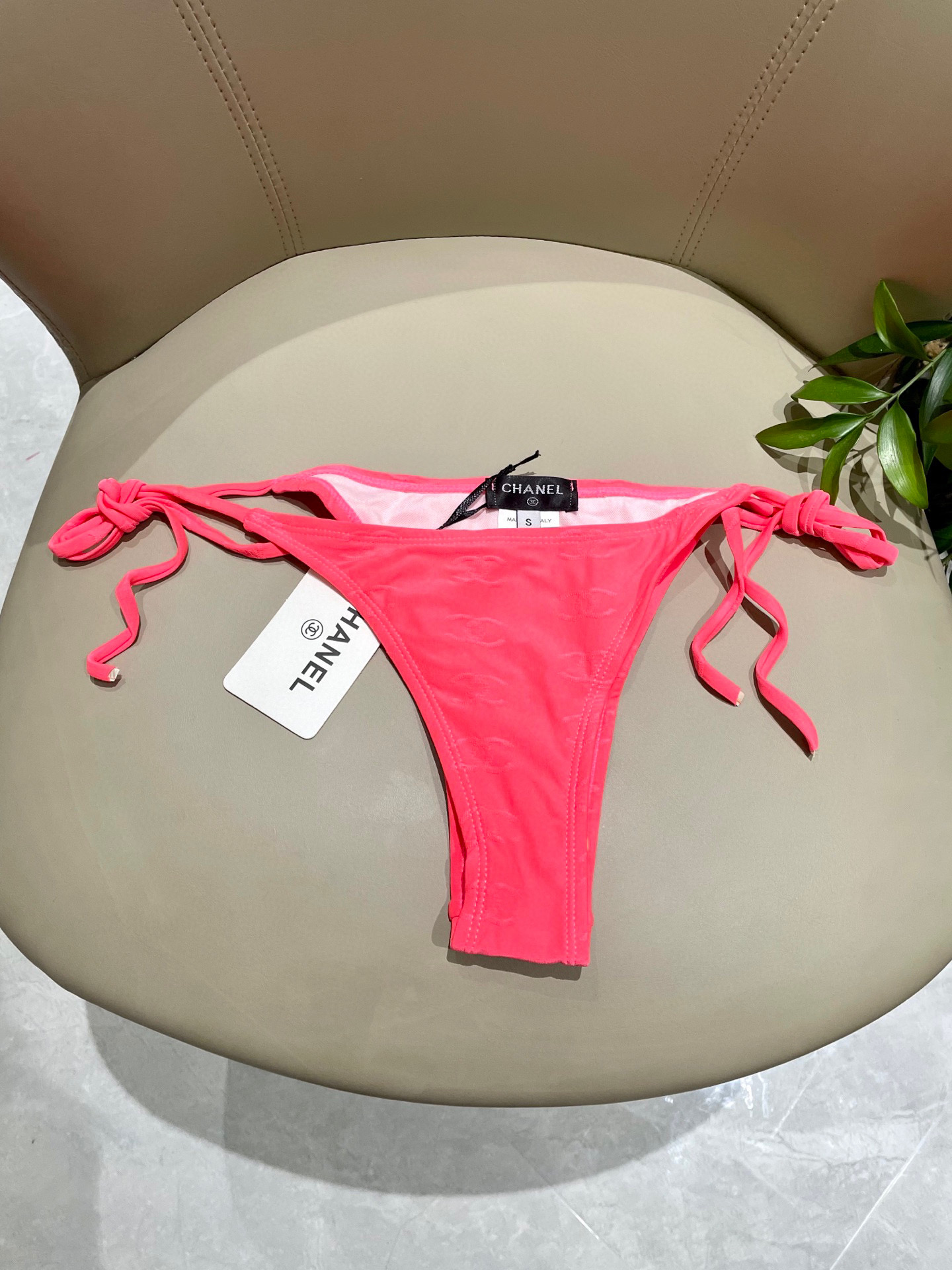  Chanel香奈儿比基尼👙 上身超级棒！同步各大专柜发售，自然而然呈现时尚感！十分减龄，具有年轻活力。