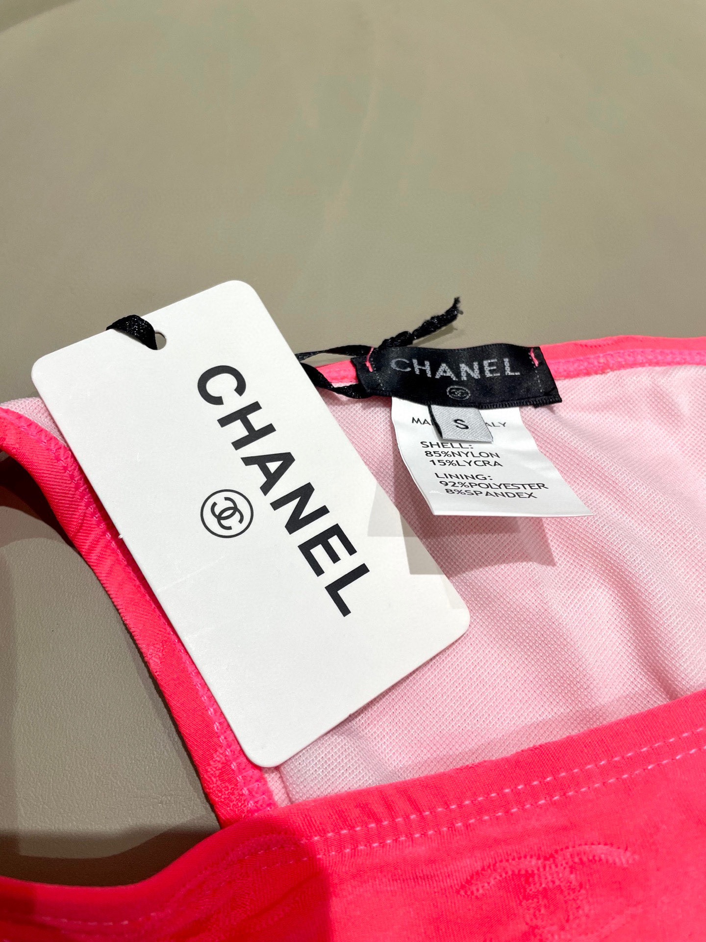  Chanel香奈儿比基尼👙 上身超级棒！同步各大专柜发售，自然而然呈现时尚感！十分减龄，具有年轻活力。