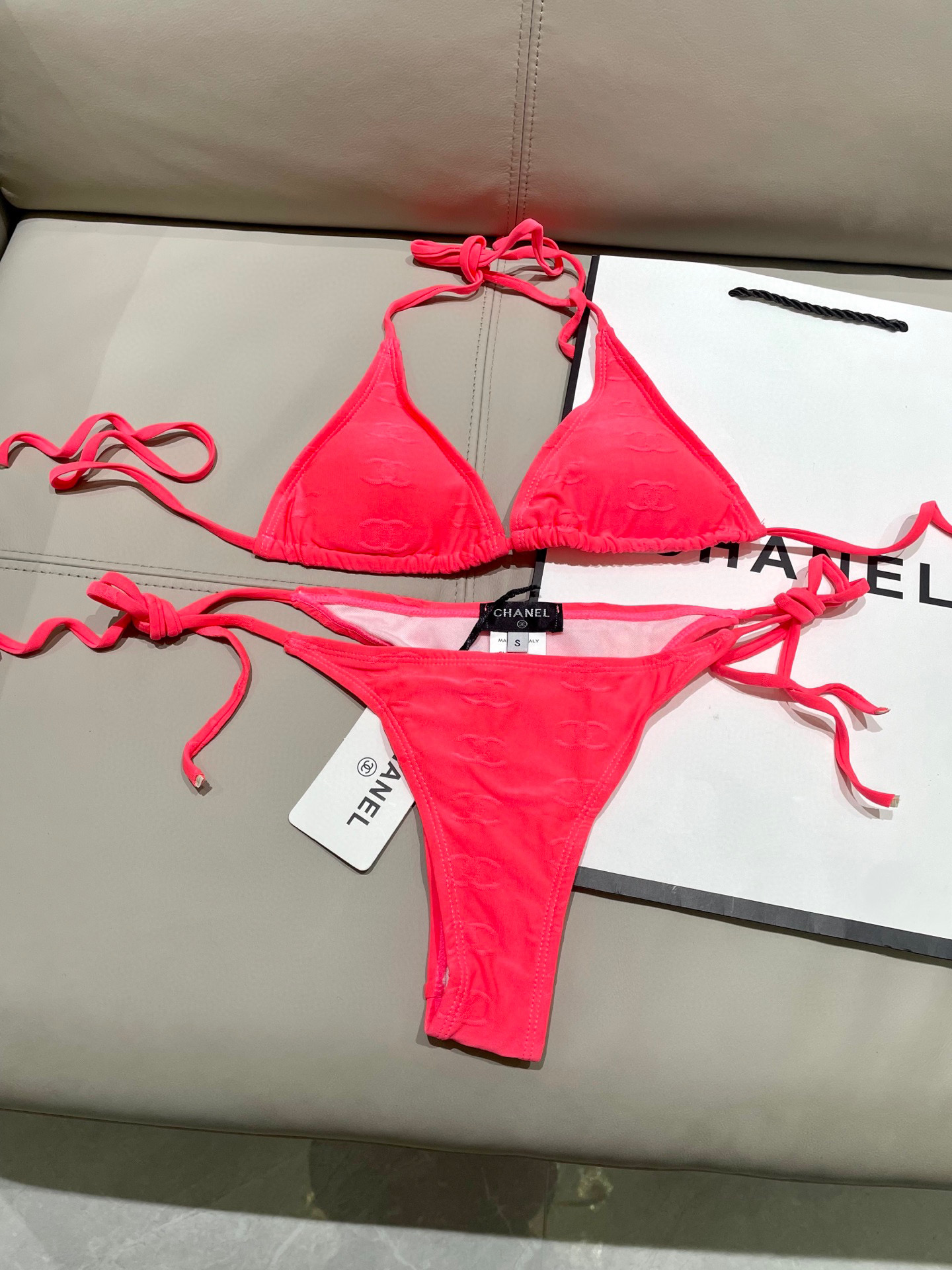  Chanel香奈儿比基尼👙 上身超级棒！同步各大专柜发售，自然而然呈现时尚感！十分减龄，具有年轻活力。