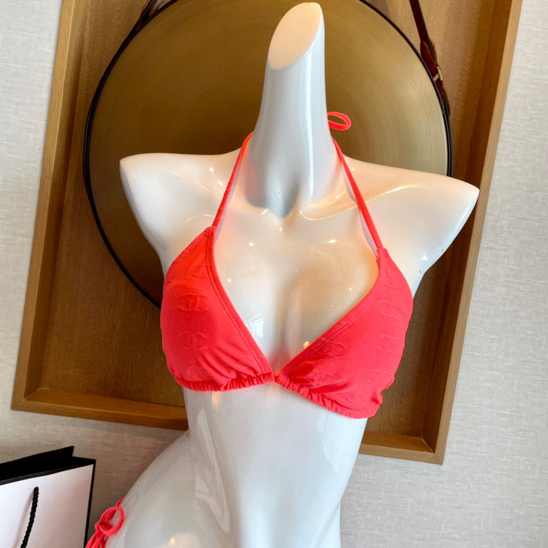  Chanel香奈儿比基尼👙 上身超级棒！同步各大专柜发售，自然而然呈现时尚感！十分减龄，具有年轻活力。