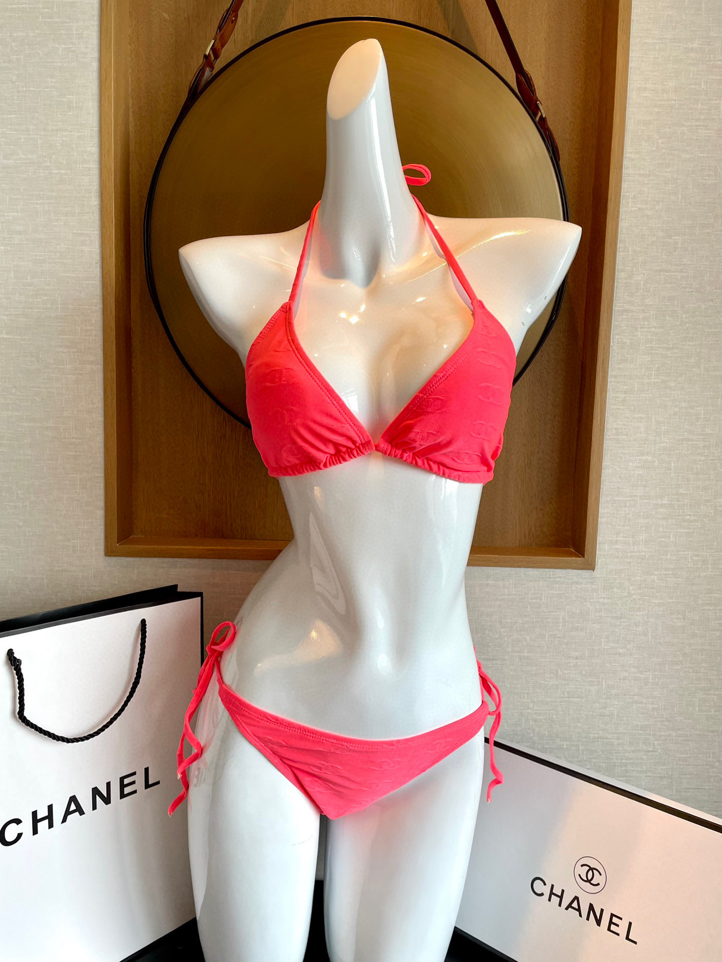  Chanel香奈儿比基尼👙 上身超级棒！同步各大专柜发售，自然而然呈现时尚感！十分减龄，具有年轻活力。