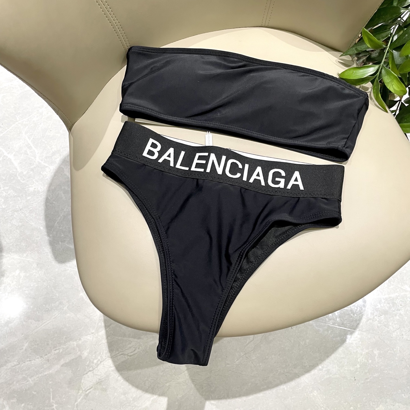  巴黎世家抹胸分体泳衣👙❤️😍🥰适合多种场景的游泳衣🏊‍♀️海边 游泳池 温泉 水上乐园 漂流都可以😌内