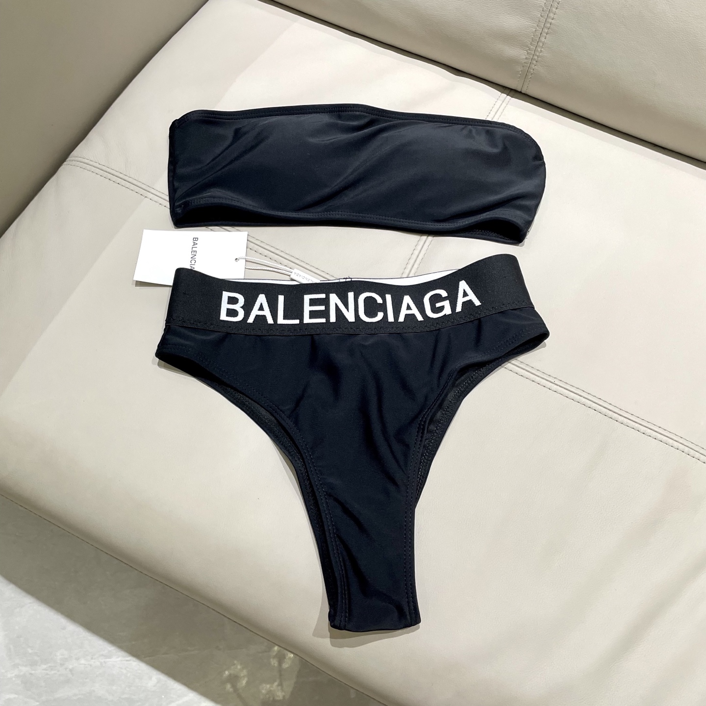  巴黎世家抹胸分体泳衣👙❤️😍🥰适合多种场景的游泳衣🏊‍♀️海边 游泳池 温泉 水上乐园 漂流都可以😌内