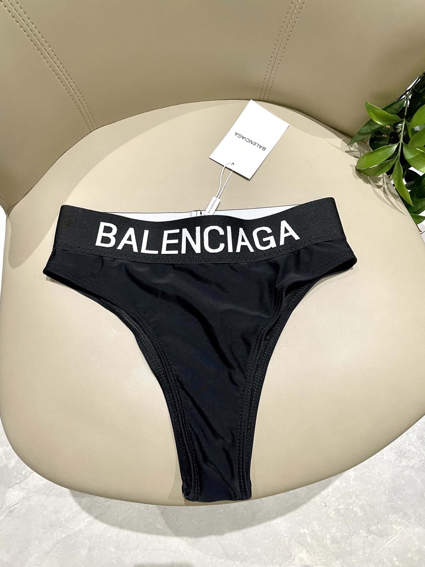  巴黎世家抹胸分体泳衣👙❤️😍🥰适合多种场景的游泳衣🏊‍♀️海边 游泳池 温泉 水上乐园 漂流都可以😌内