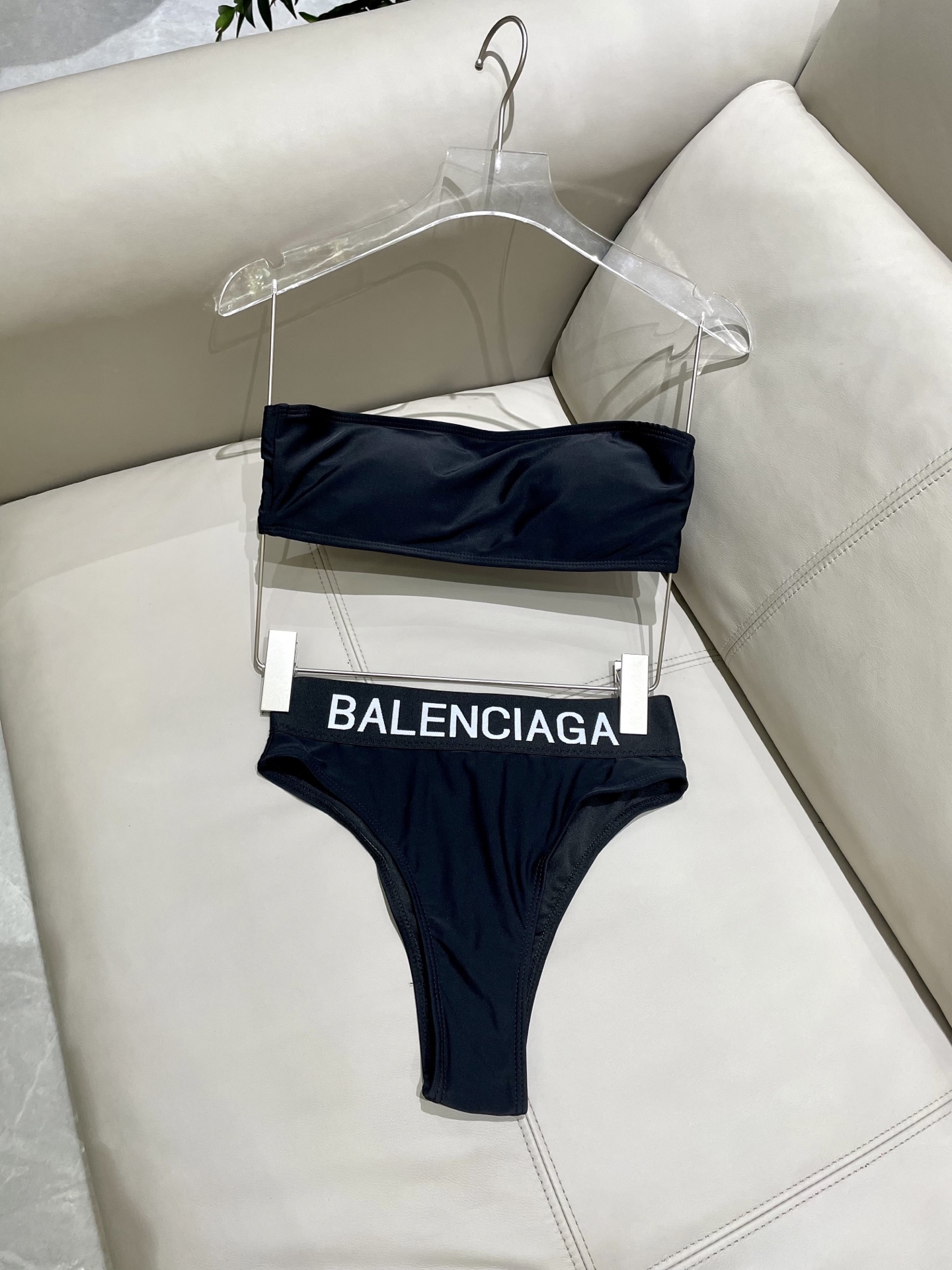  巴黎世家抹胸分体泳衣👙❤️😍🥰适合多种场景的游泳衣🏊‍♀️海边 游泳池 温泉 水上乐园 漂流都可以😌内