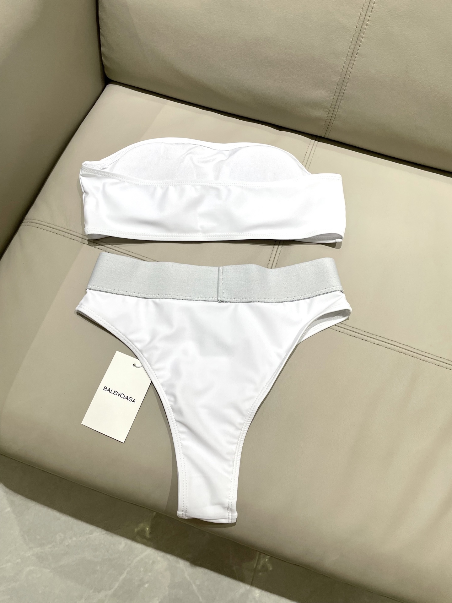  巴黎世家抹胸分体泳衣👙❤️😍🥰适合多种场景的游泳衣🏊‍♀️海边 游泳池 温泉 水上乐园 漂流都可以😌内