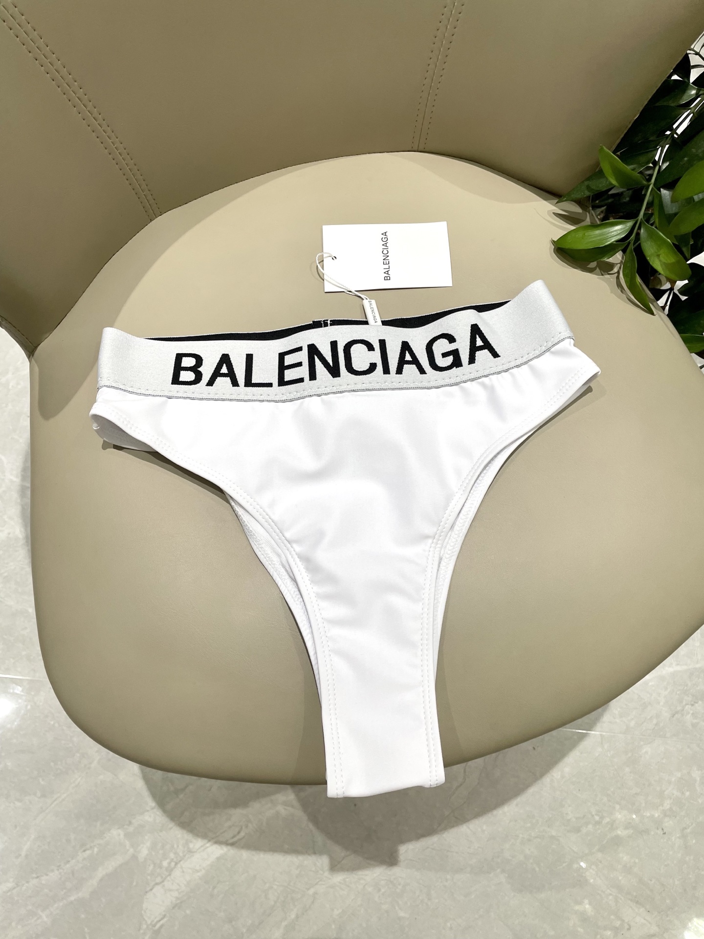  巴黎世家抹胸分体泳衣👙❤️😍🥰适合多种场景的游泳衣🏊‍♀️海边 游泳池 温泉 水上乐园 漂流都可以😌内
