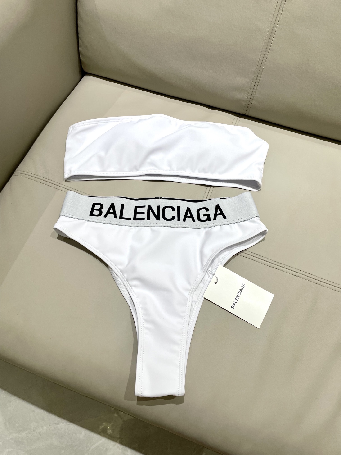  巴黎世家抹胸分体泳衣👙❤️😍🥰适合多种场景的游泳衣🏊‍♀️海边 游泳池 温泉 水上乐园 漂流都可以😌内