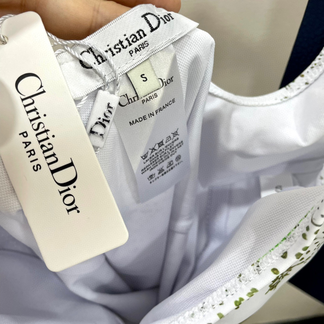  Dior 迪奥新款连体泳衣  强烈推荐！超显气质 前面拉链设计穿脱方便 😍🥰适合多种场景的游泳衣🏊‍♀