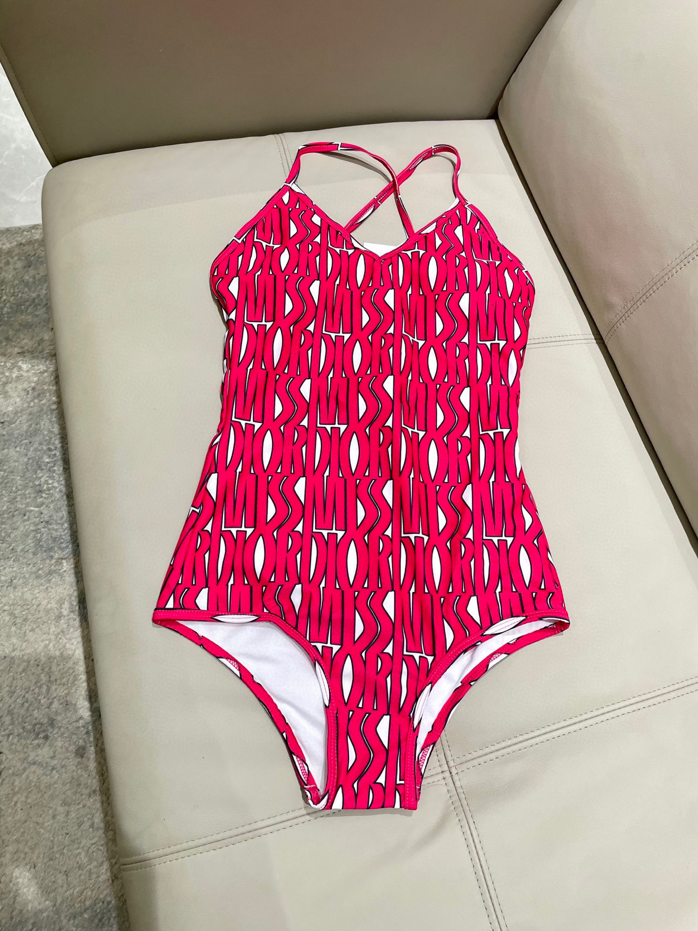  迪奥专柜新款连体泳衣 😍🥰适合多种场景的游泳衣🏊‍♀️海边 游泳池 温泉 水上乐园 漂流都可以😌内搭也