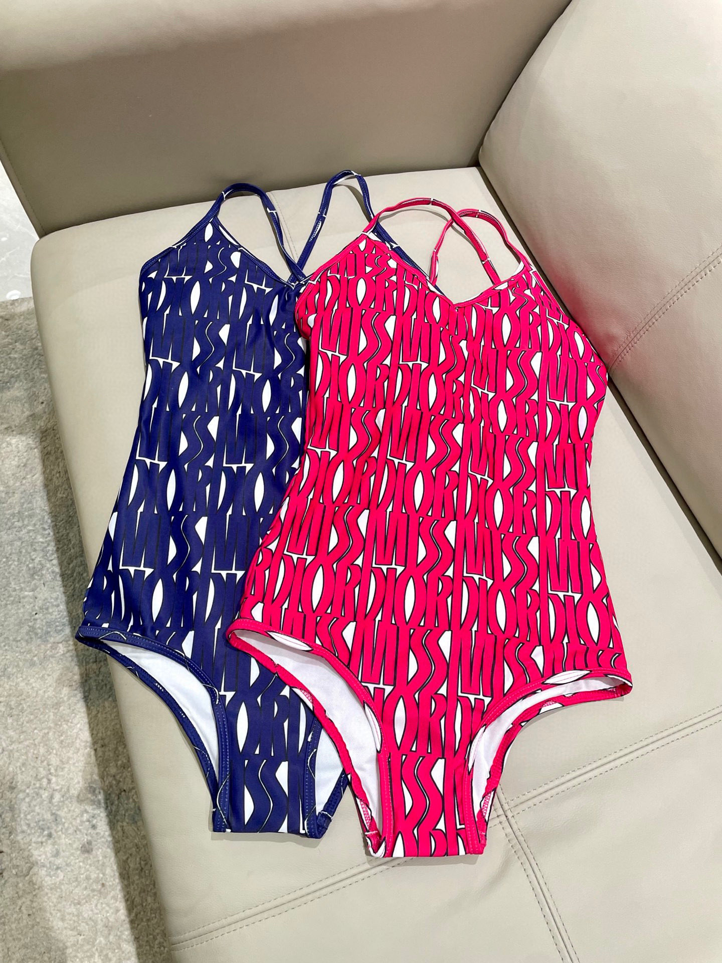  迪奥专柜新款连体泳衣 😍🥰适合多种场景的游泳衣🏊‍♀️海边 游泳池 温泉 水上乐园 漂流都可以😌内搭也