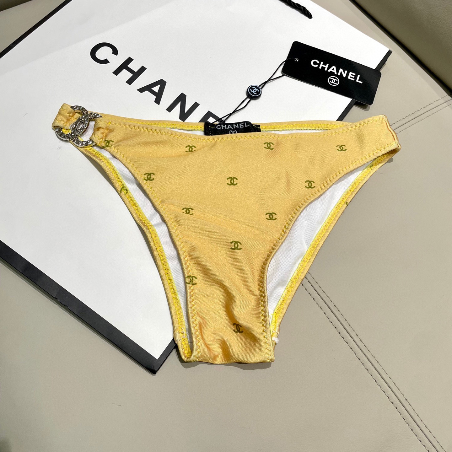  Chanel比基尼泳衣  😍🥰适合多种场景的游泳衣🏊‍♀️海边 游泳池 温泉 水上乐园 漂流都可以😌内