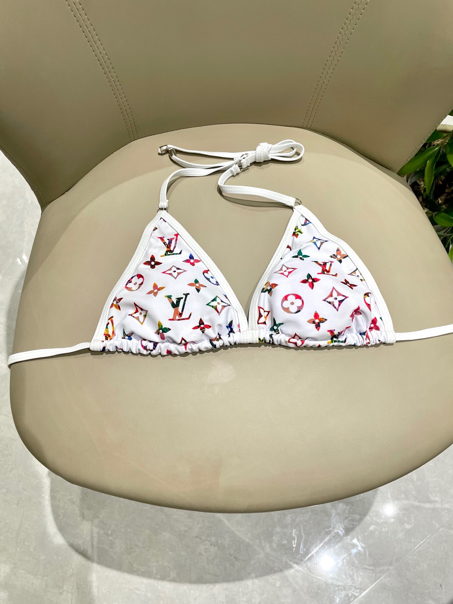  Lv比基尼👙 上身超级棒！同步各大专柜发售，自然而然呈现时尚感！十分减龄，具有年轻活力。 
码数：S 