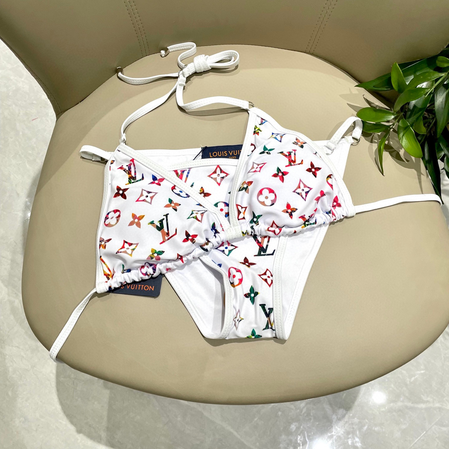  Lv比基尼👙 上身超级棒！同步各大专柜发售，自然而然呈现时尚感！十分减龄，具有年轻活力。 
码数：S 