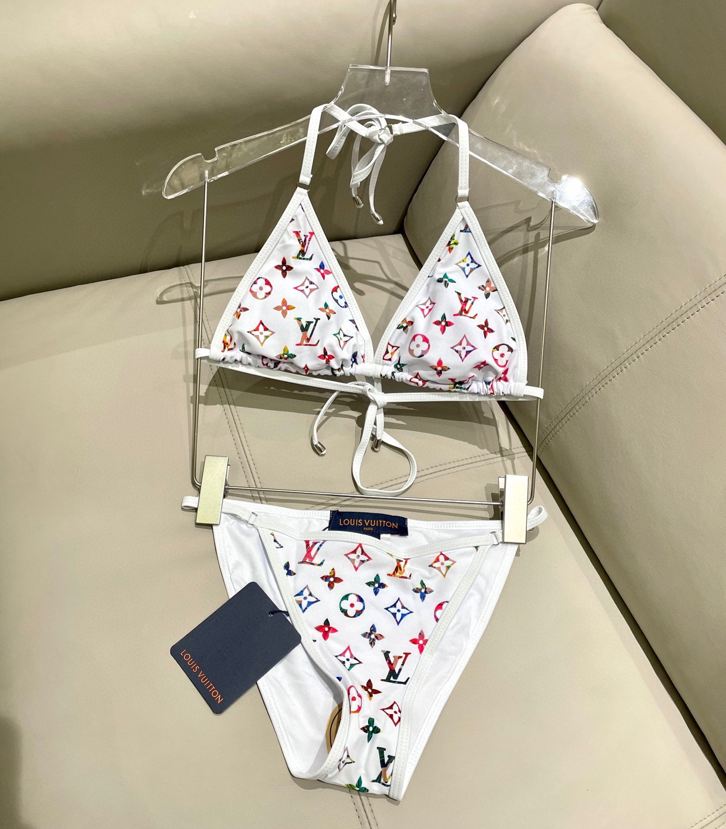  Lv比基尼👙 上身超级棒！同步各大专柜发售，自然而然呈现时尚感！十分减龄，具有年轻活力。 
码数：S 