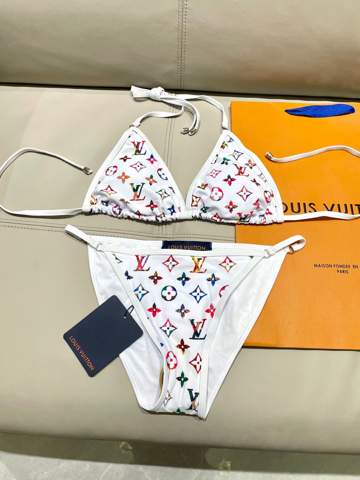  Lv比基尼👙 上身超级棒！同步各大专柜发售，自然而然呈现时尚感！十分减龄，具有年轻活力。 
码数：S 