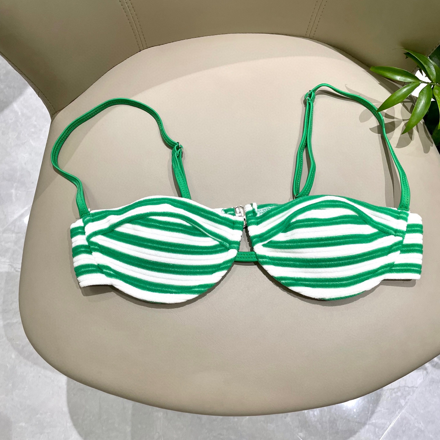  miumiu新款分体比基尼 丝绒面料😍🥰适合多种场景的游泳衣🏊‍♀️海边 游泳池 温泉 水上乐园 漂流