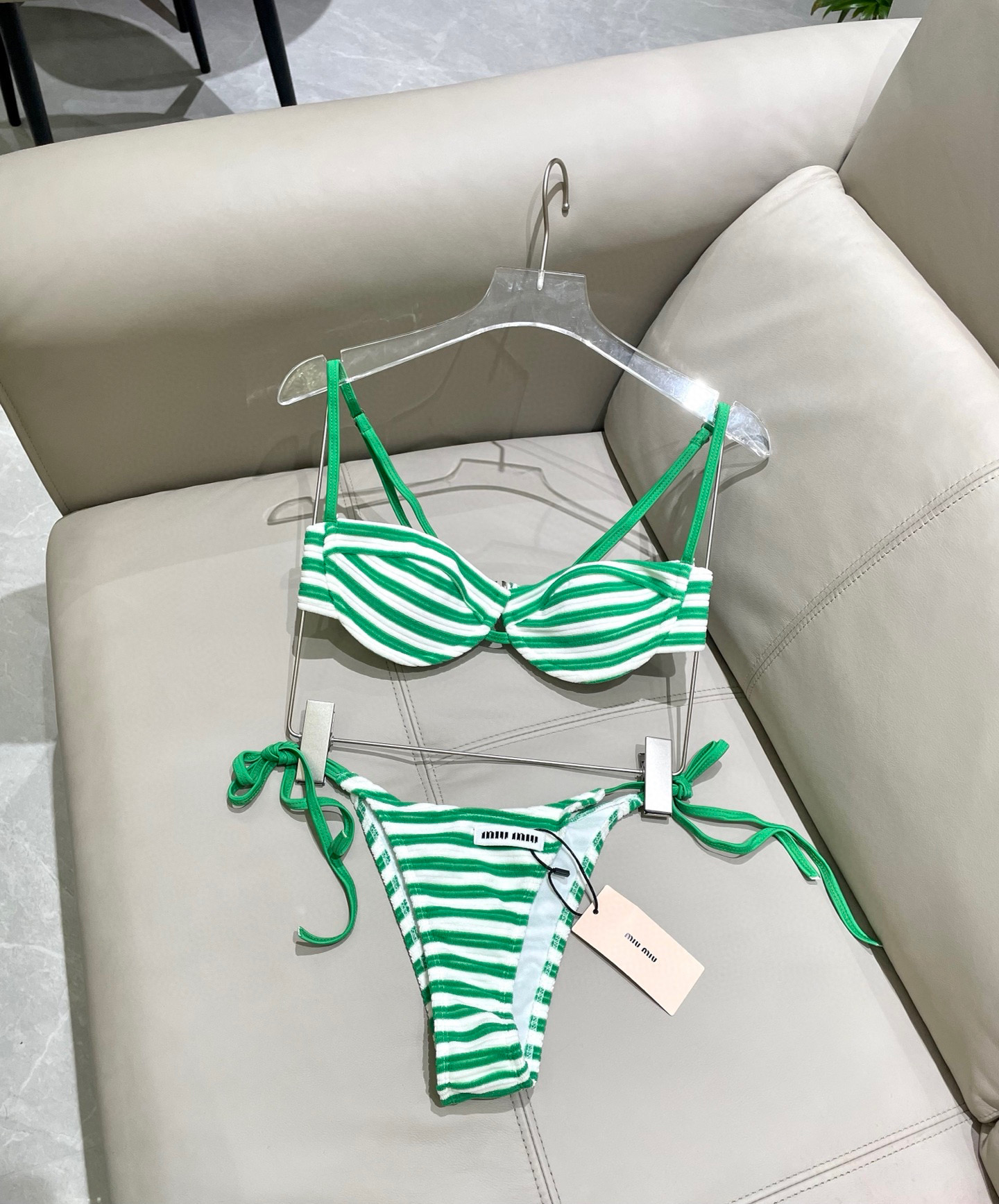  miumiu新款分体比基尼 丝绒面料😍🥰适合多种场景的游泳衣🏊‍♀️海边 游泳池 温泉 水上乐园 漂流