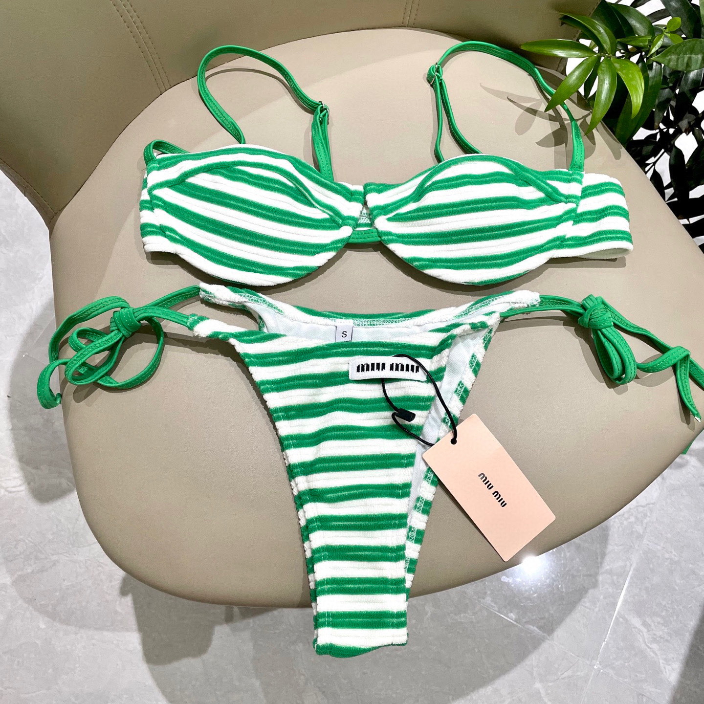  miumiu新款分体比基尼 丝绒面料😍🥰适合多种场景的游泳衣🏊‍♀️海边 游泳池 温泉 水上乐园 漂流