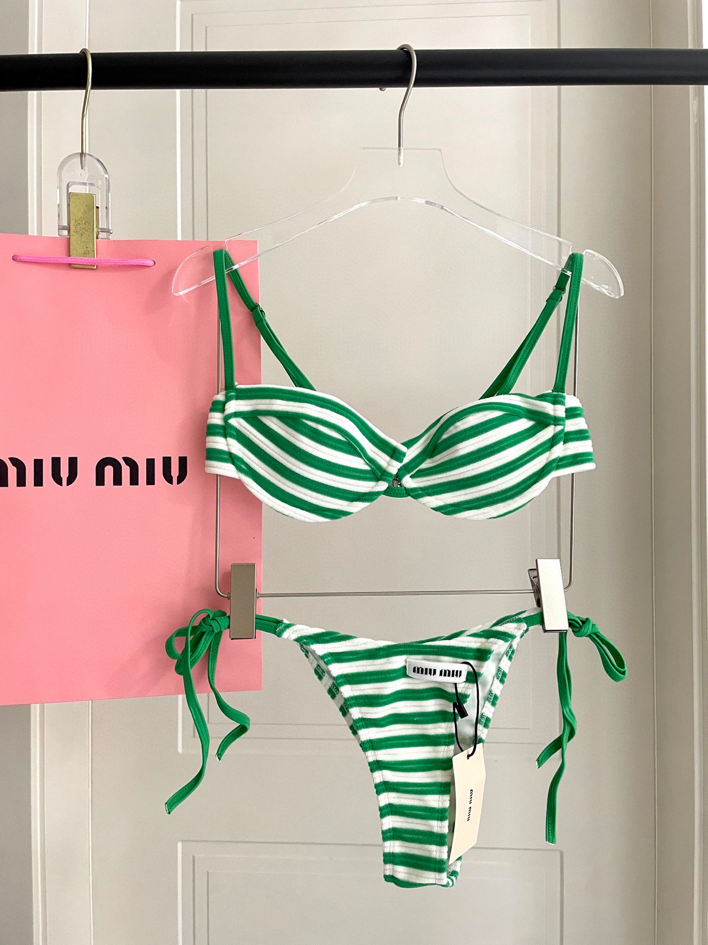  miumiu新款分体比基尼 丝绒面料😍🥰适合多种场景的游泳衣🏊‍♀️海边 游泳池 温泉 水上乐园 漂流
