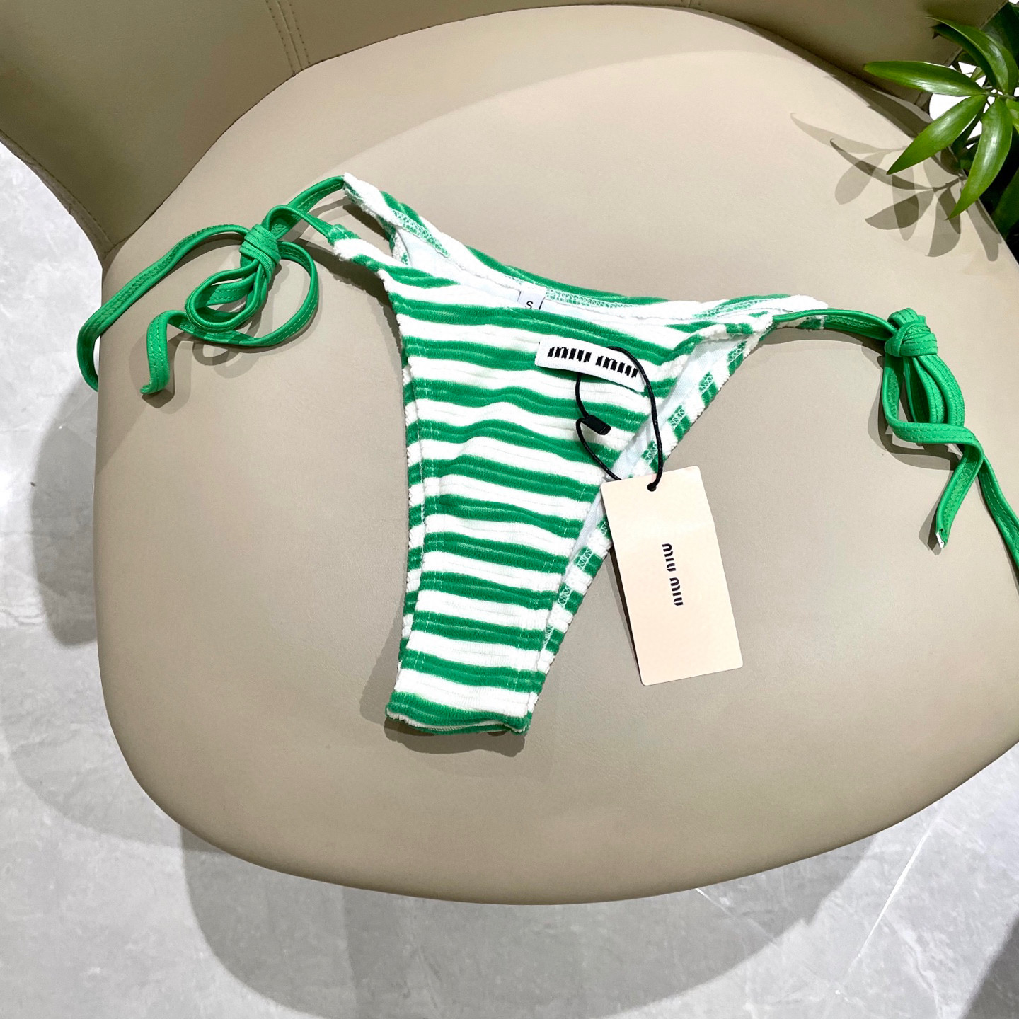  miumiu新款分体比基尼 丝绒面料😍🥰适合多种场景的游泳衣🏊‍♀️海边 游泳池 温泉 水上乐园 漂流