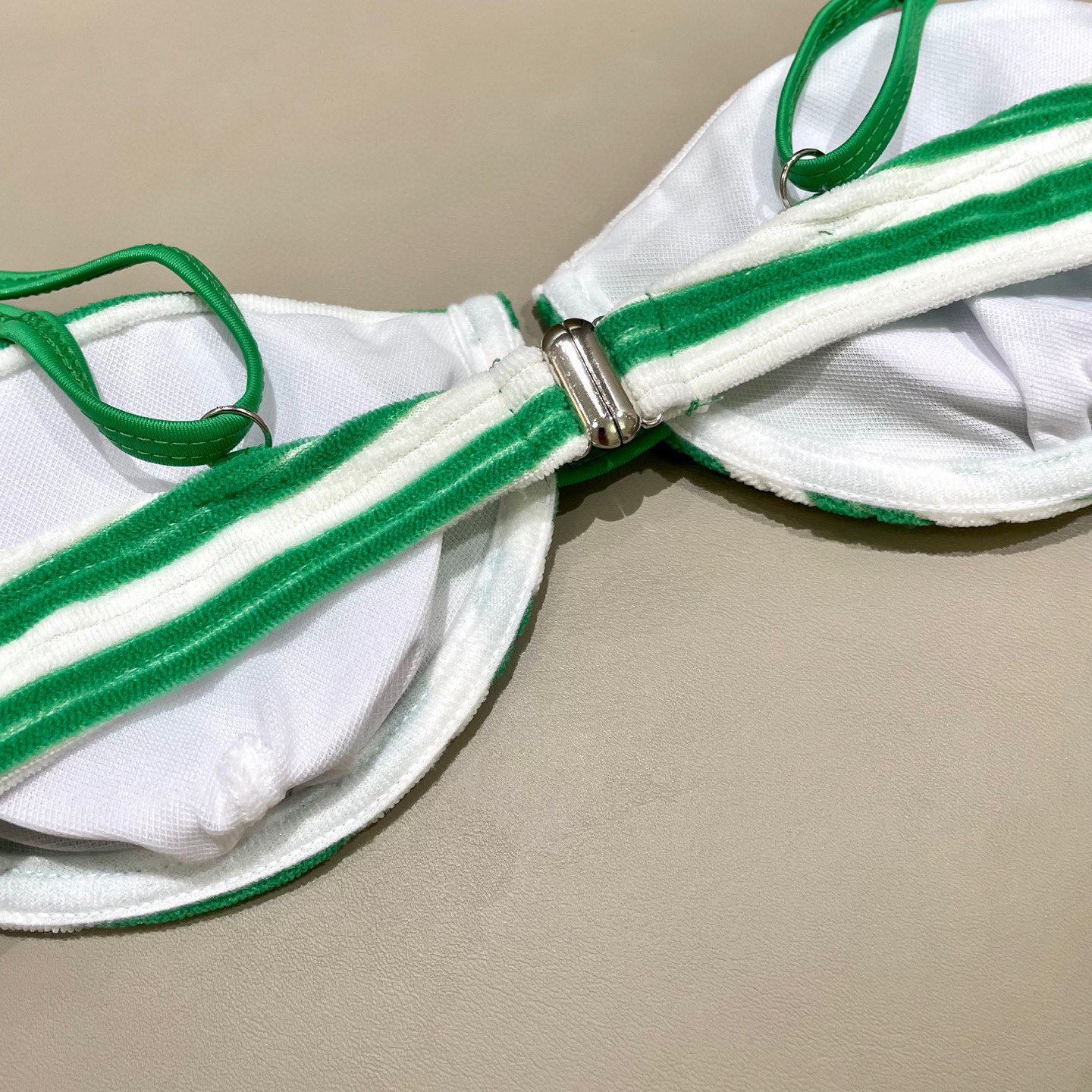  miumiu新款分体比基尼 丝绒面料😍🥰适合多种场景的游泳衣🏊‍♀️海边 游泳池 温泉 水上乐园 漂流