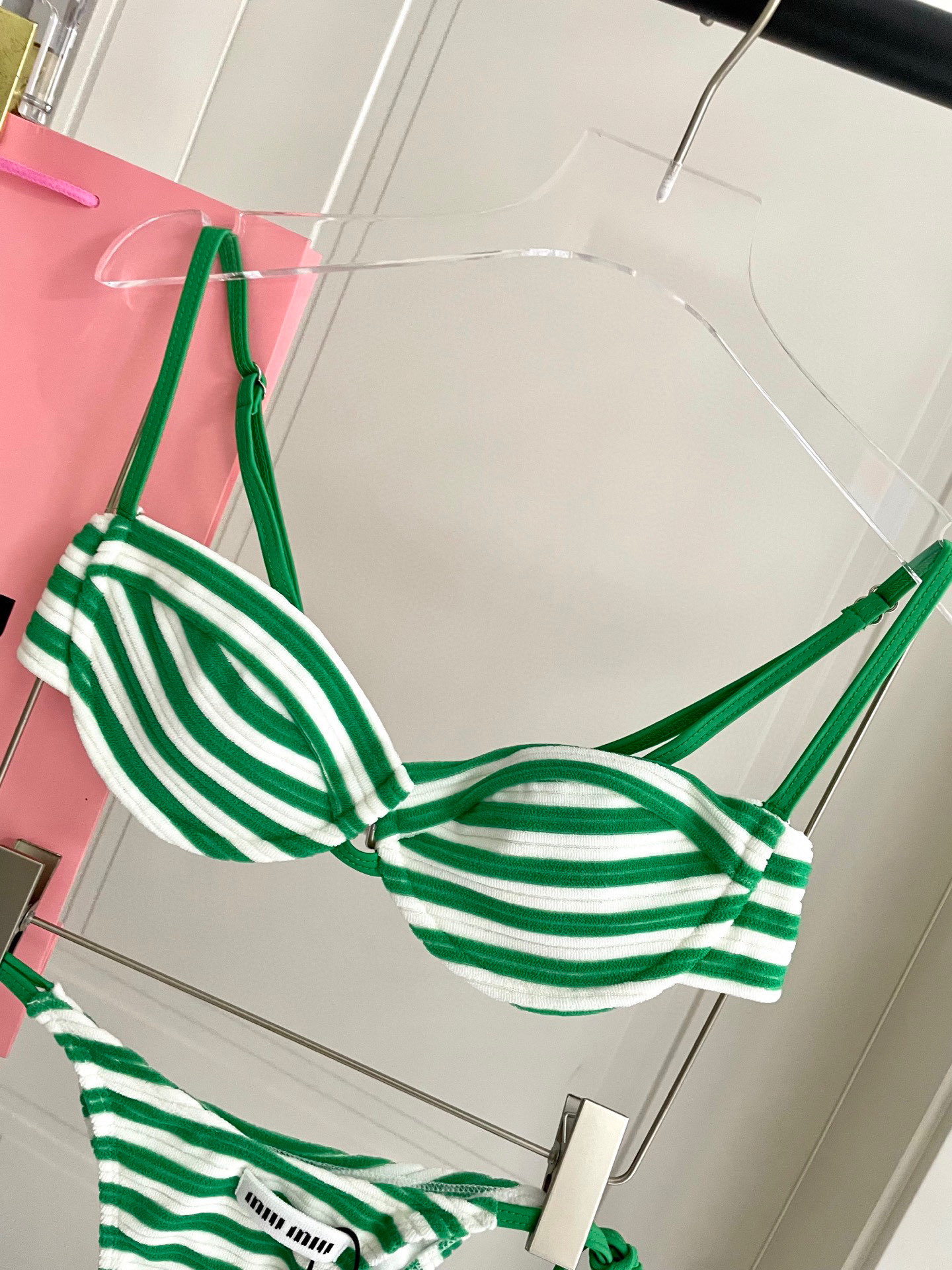  miumiu新款分体比基尼 丝绒面料😍🥰适合多种场景的游泳衣🏊‍♀️海边 游泳池 温泉 水上乐园 漂流
