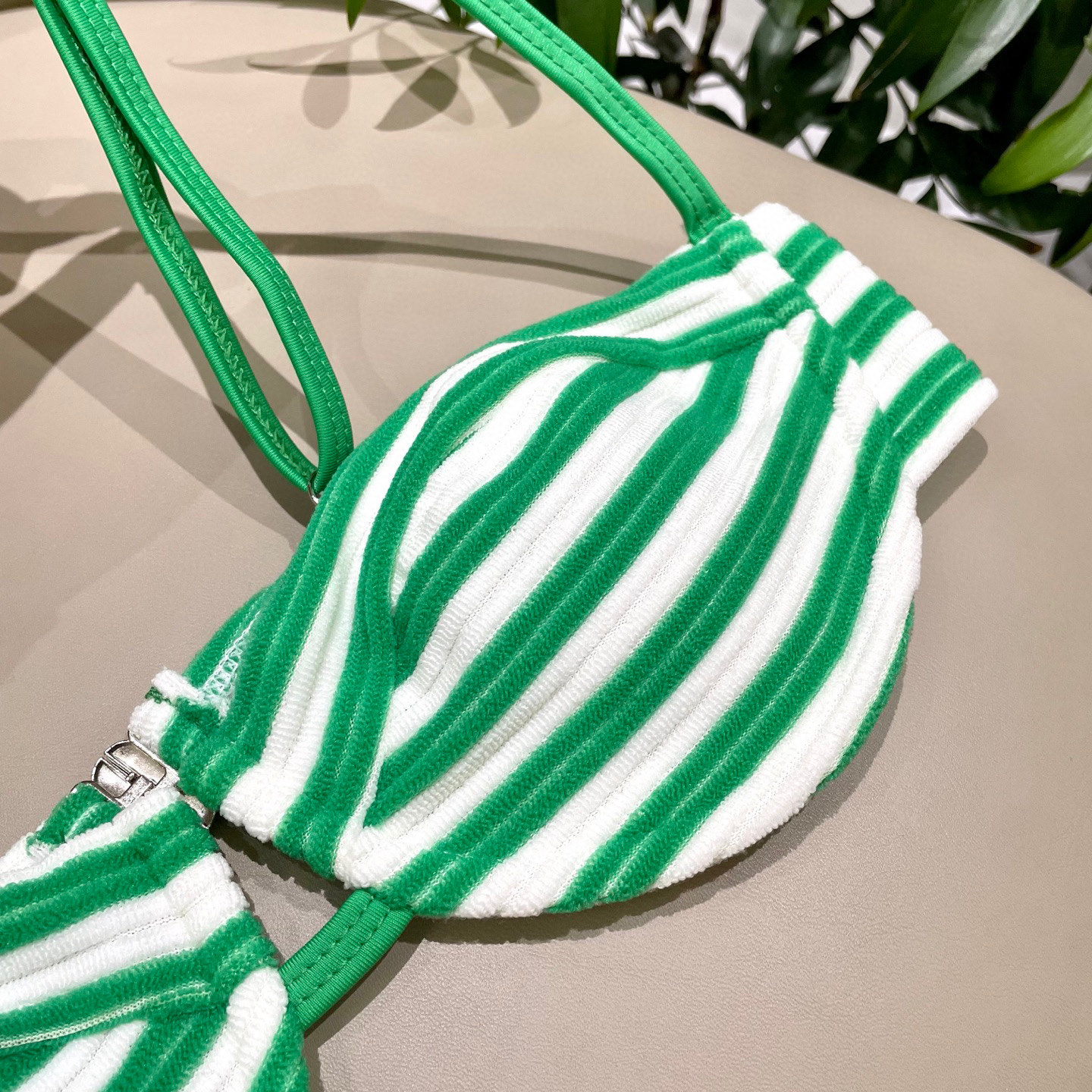  miumiu新款分体比基尼 丝绒面料😍🥰适合多种场景的游泳衣🏊‍♀️海边 游泳池 温泉 水上乐园 漂流