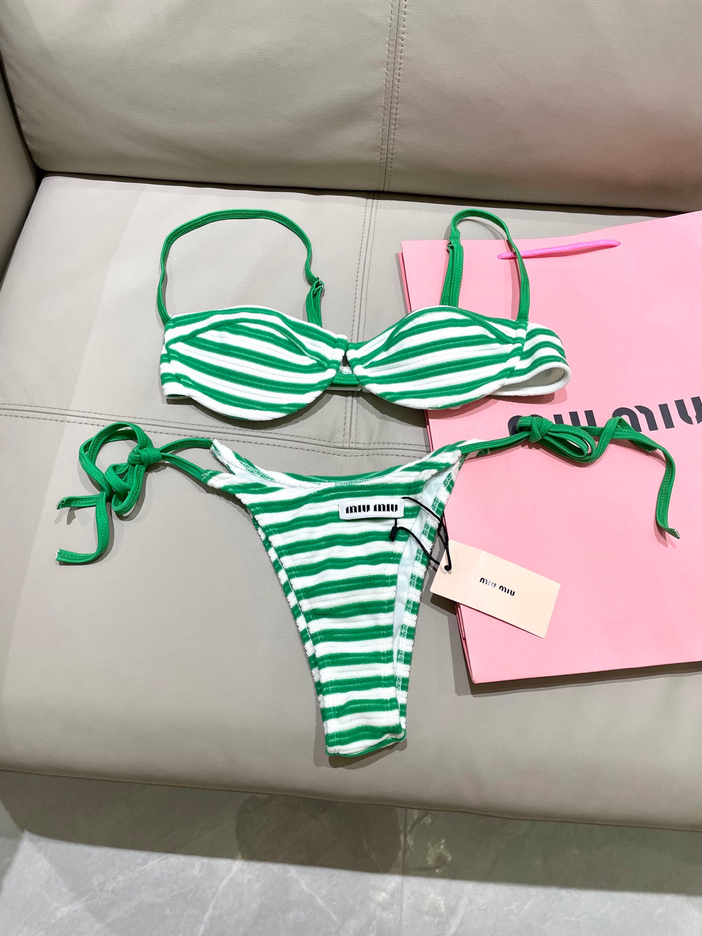  miumiu新款分体比基尼 丝绒面料😍🥰适合多种场景的游泳衣🏊‍♀️海边 游泳池 温泉 水上乐园 漂流