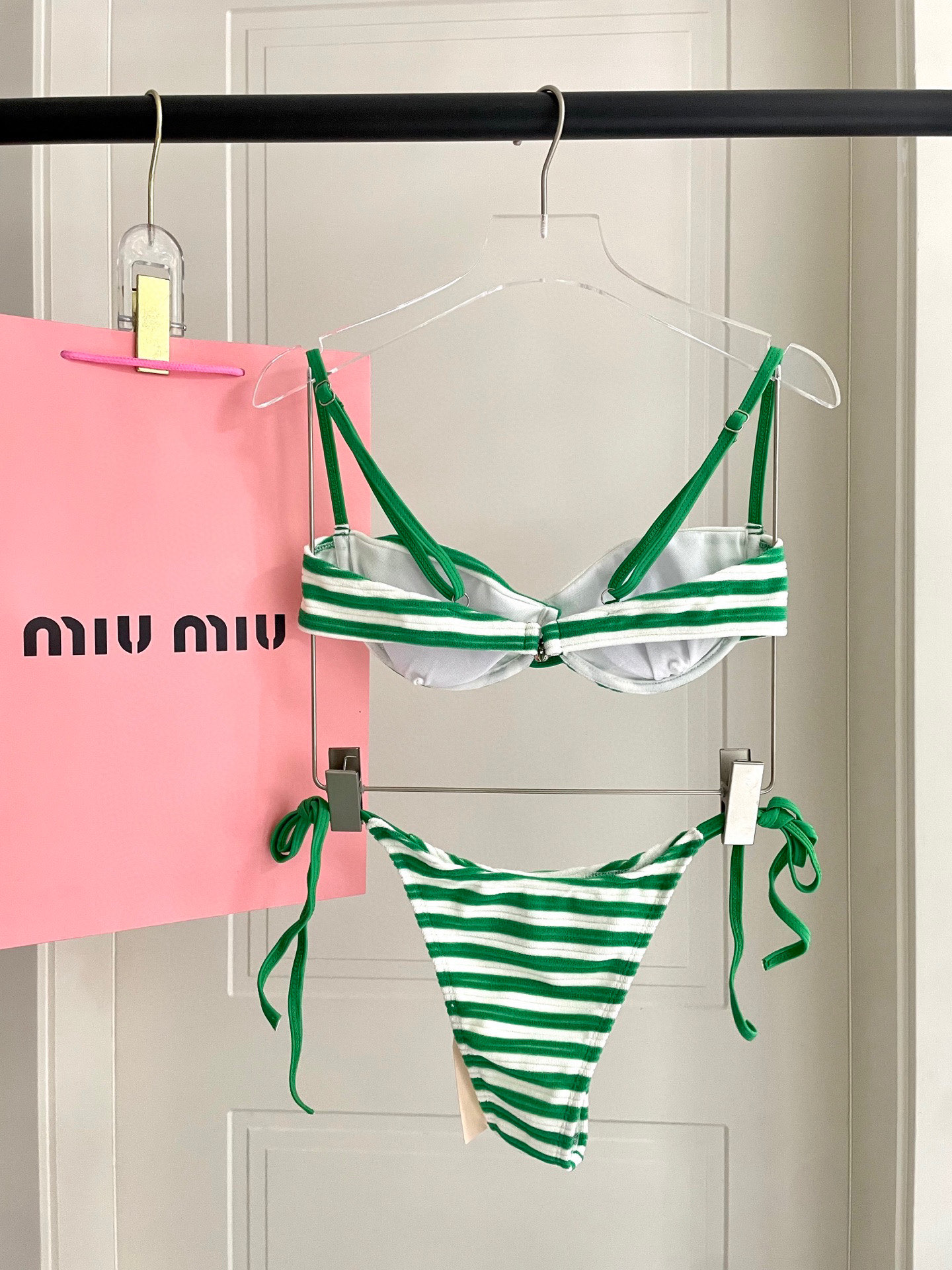  miumiu新款分体比基尼 丝绒面料😍🥰适合多种场景的游泳衣🏊‍♀️海边 游泳池 温泉 水上乐园 漂流