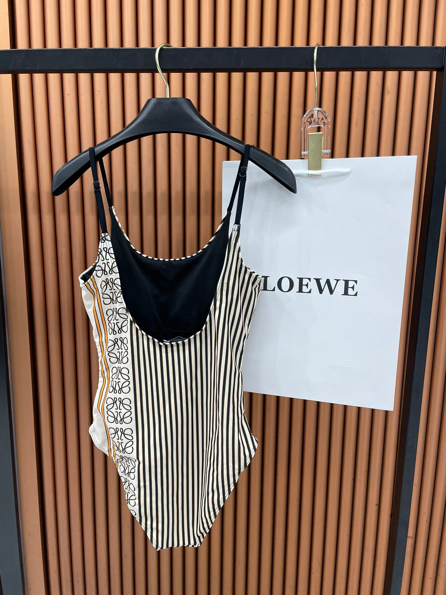  Loewe新款连体对版五金😍🥰适合多种场景的游泳衣🏊‍♀️海边 游泳池 温泉 水上乐园 漂流都可以😌内