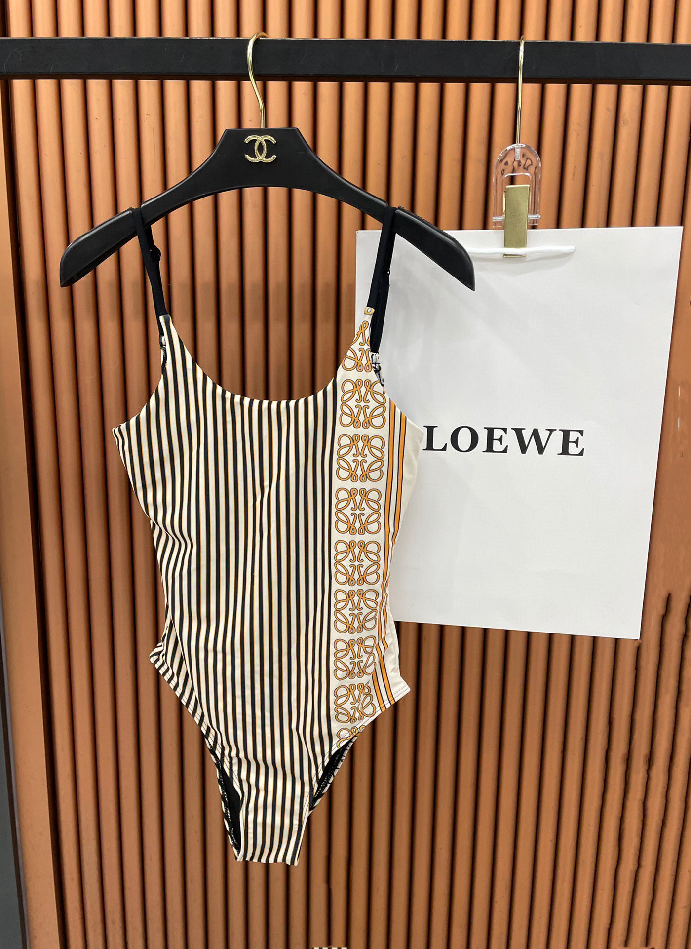  Loewe新款连体对版五金😍🥰适合多种场景的游泳衣🏊‍♀️海边 游泳池 温泉 水上乐园 漂流都可以😌内