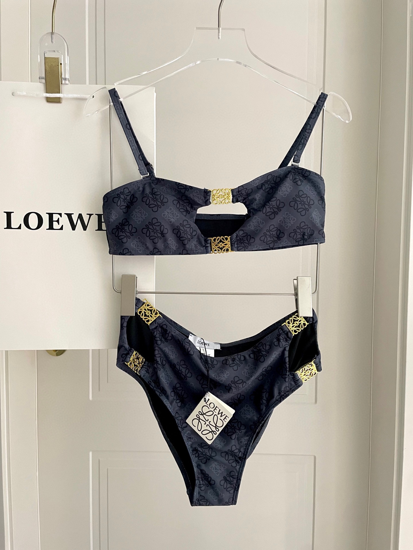  Loewe新款分体对版五金😍🥰适合多种场景的游泳衣🏊‍♀️海边 游泳池 温泉 水上乐园 漂流都可以😌内