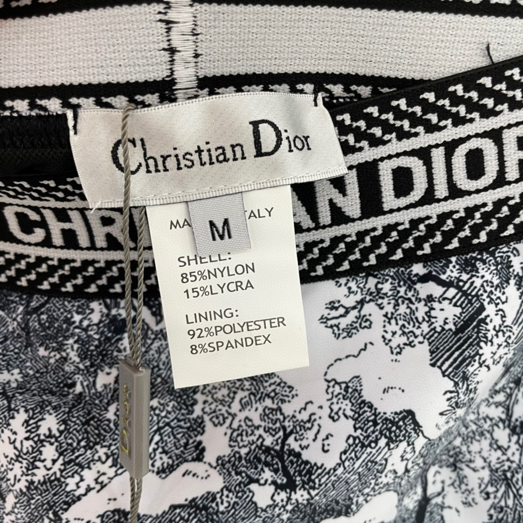  Dior 迪奥新款分体😍🥰适合多种场景的游泳衣🏊‍♀️海边 游泳池 温泉 水上乐园 漂流都可以😌内搭也
