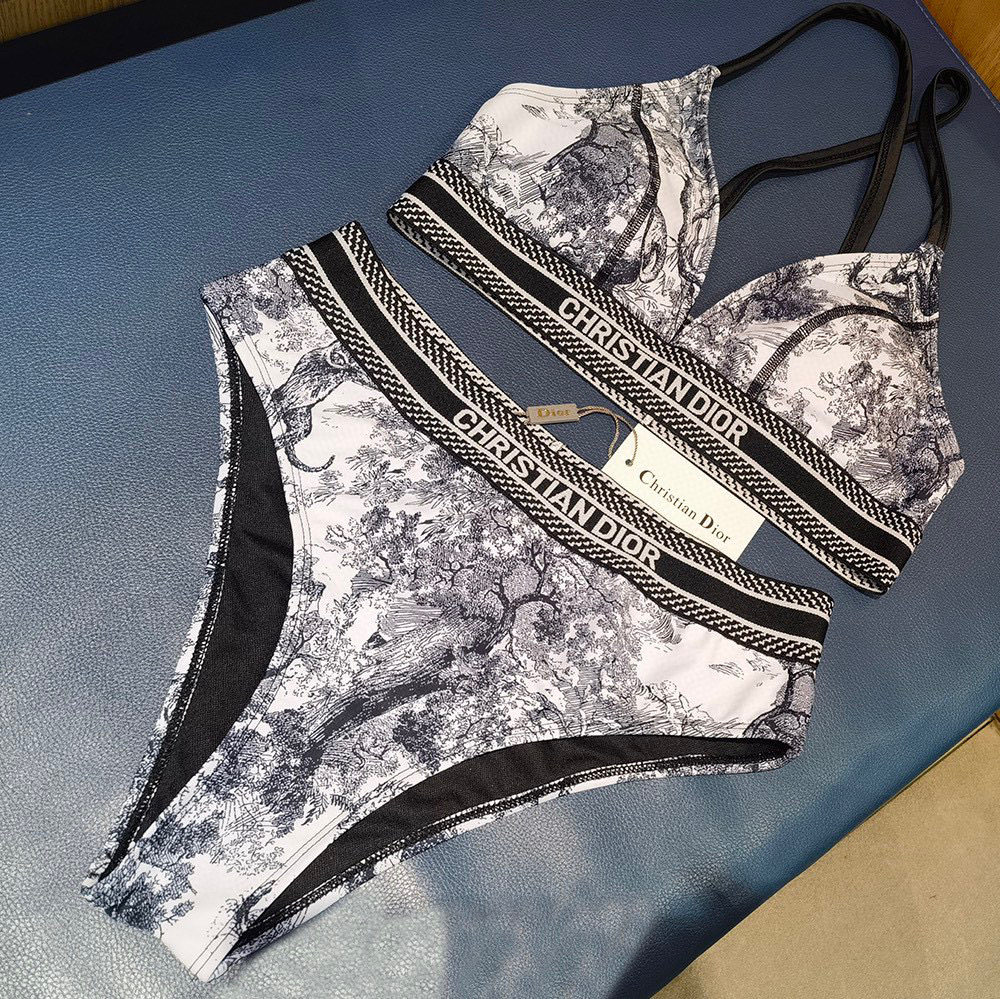  Dior 迪奥新款分体😍🥰适合多种场景的游泳衣🏊‍♀️海边 游泳池 温泉 水上乐园 漂流都可以😌内搭也